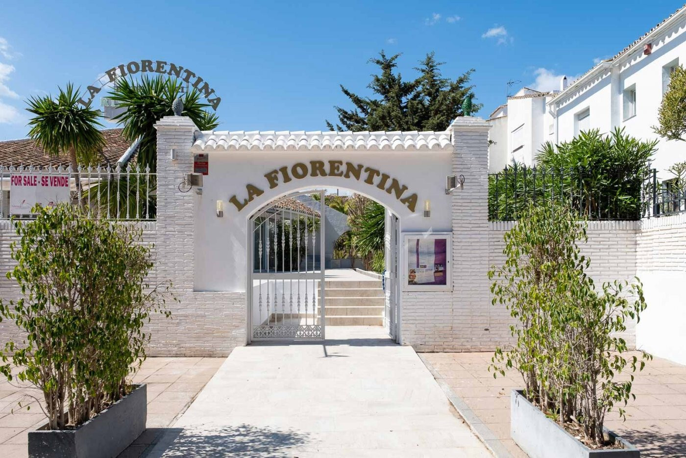 Restaurante y Parcela con Proyecto  para Centro de Negocios en El Pilar ? El Paraíso, Estepona.