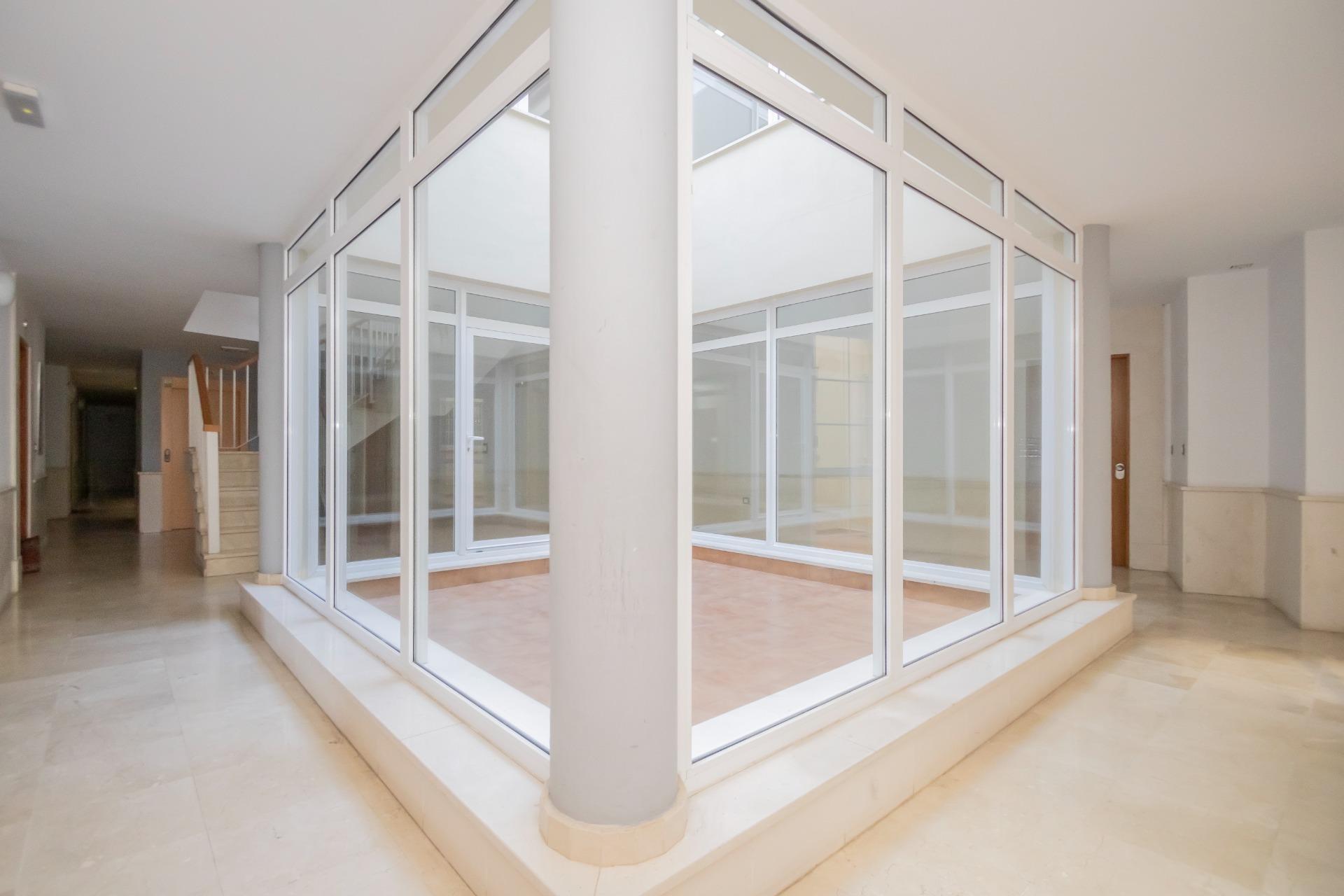 Luminoso y confortable piso en Planta Baja.