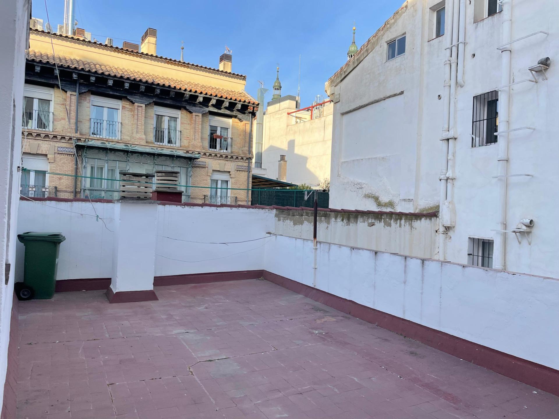 DONDE LATE ZARAGOZA: VIVIENDA CON ALMA EN CALLE ICÓNICA DEL CENTRO (licencia turística)