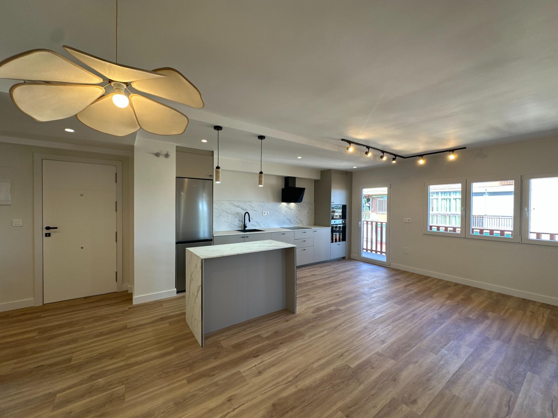 EN LA CIMA: Ático en Esquina, Sin Vecinos y Vistas al Infinito.