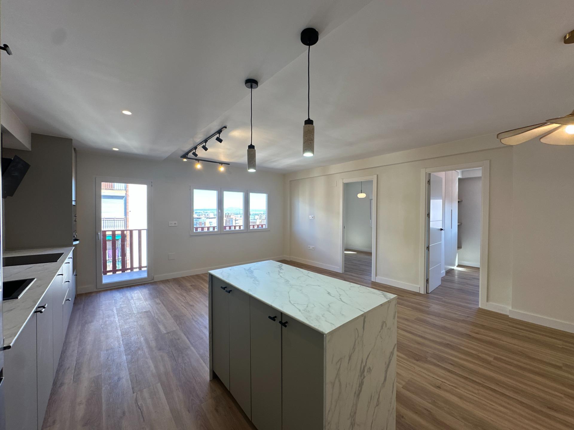 EN LA CIMA: Ático en Esquina, Sin Vecinos y Vistas al Infinito.