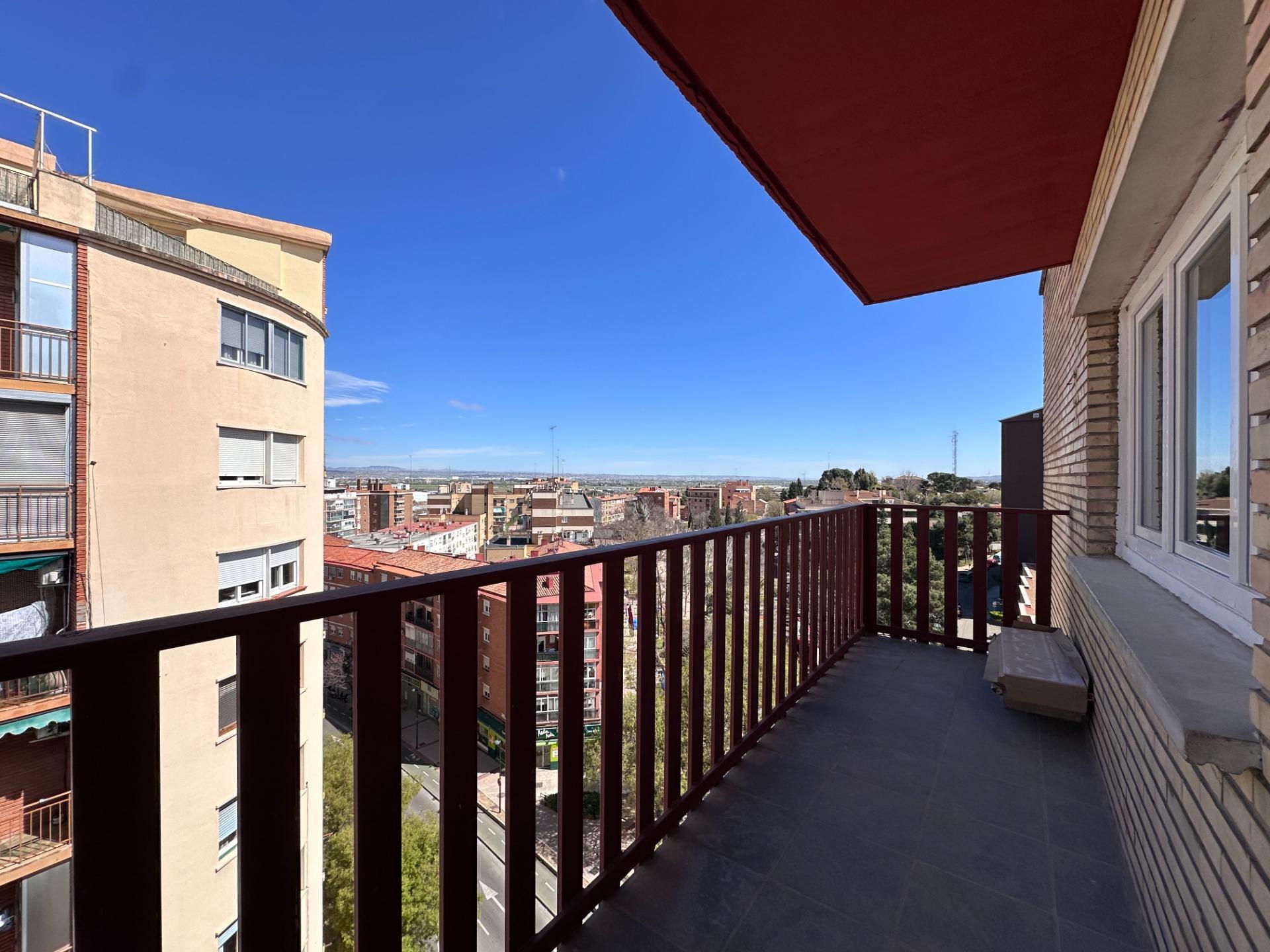 EN LA CIMA: Ático en Esquina, Sin Vecinos y Vistas al Infinito.