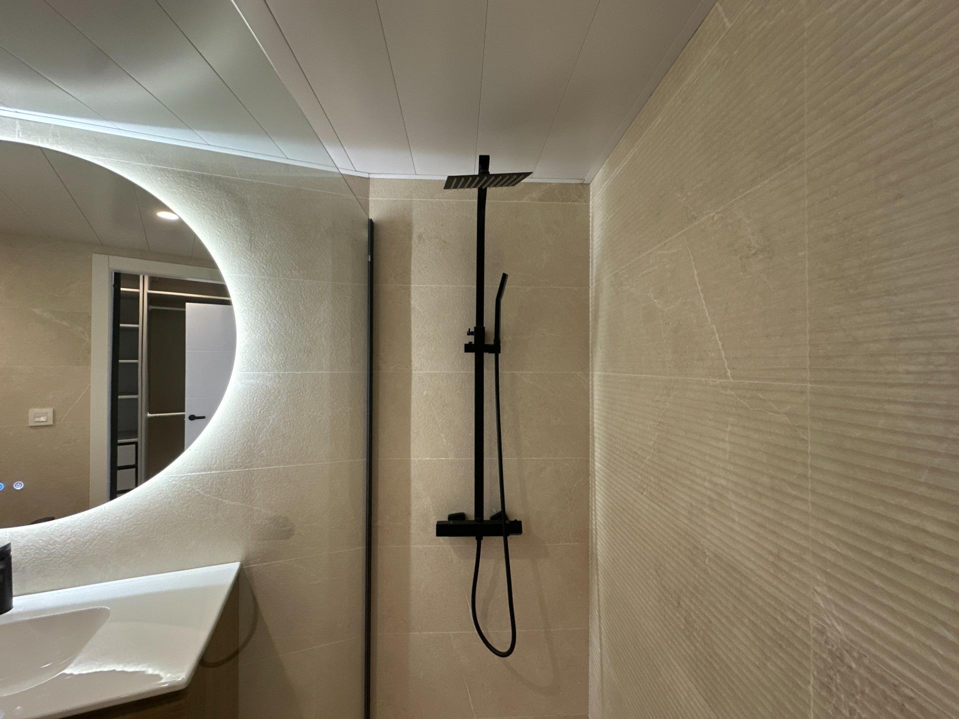 EN LA CIMA: Ático en Esquina, Sin Vecinos y Vistas al Infinito.