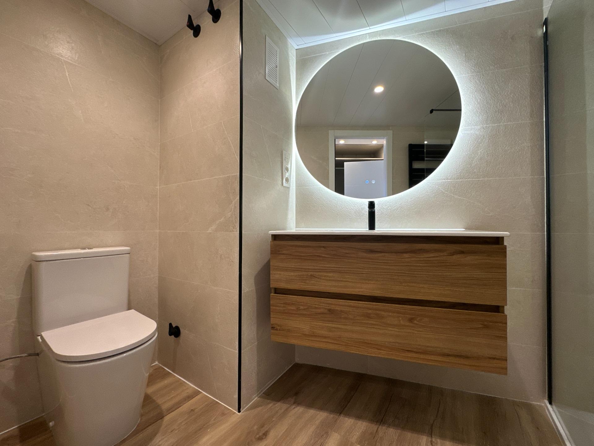 EN LA CIMA: Ático en Esquina, Sin Vecinos y Vistas al Infinito.