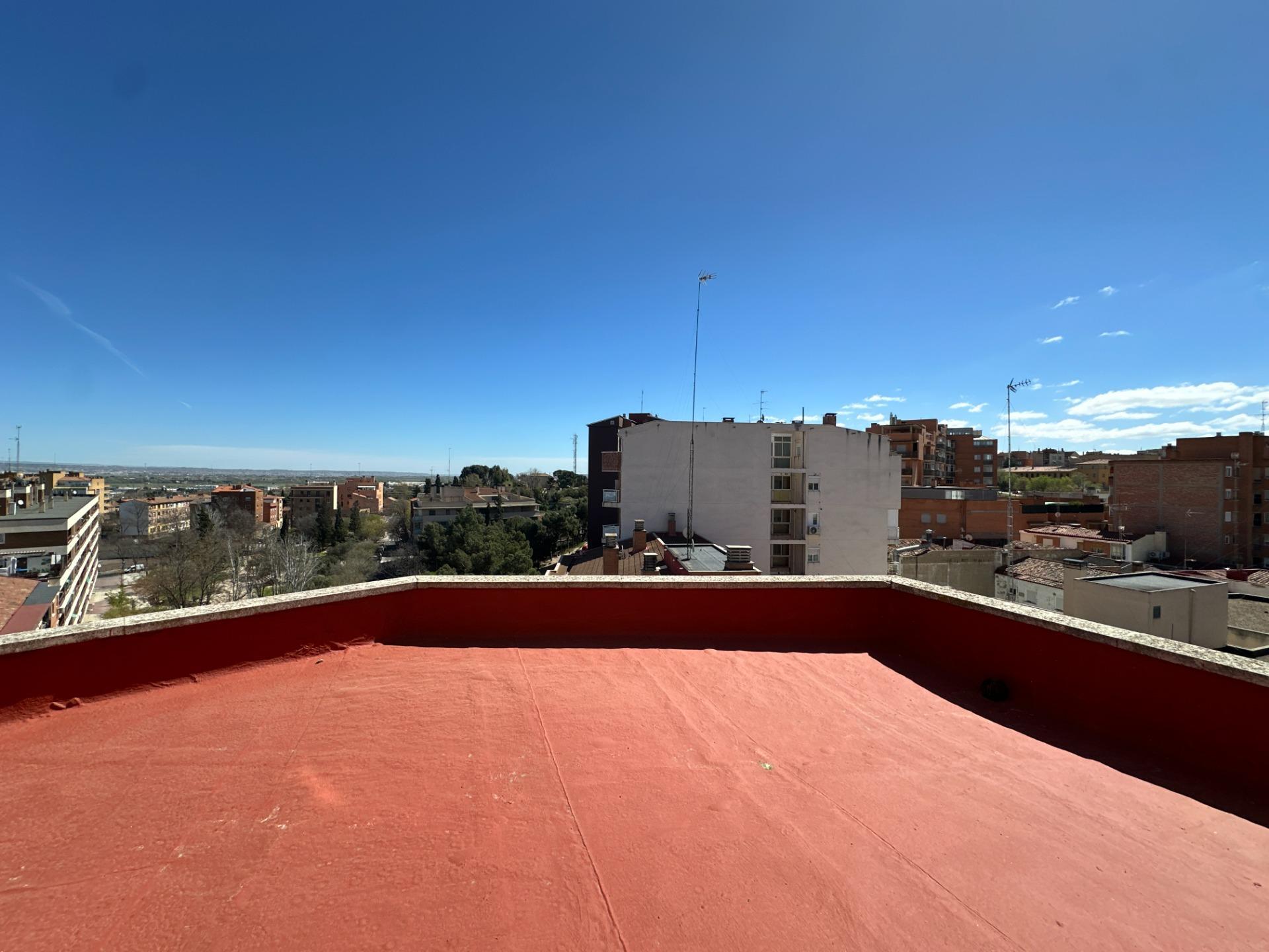 EN LA CIMA: Ático en Esquina, Sin Vecinos y Vistas al Infinito.