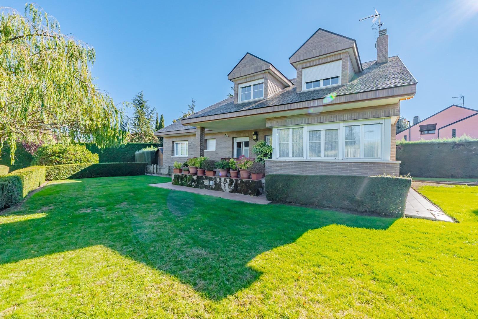 Chalet independiente en urbanización Parque de las Infantas