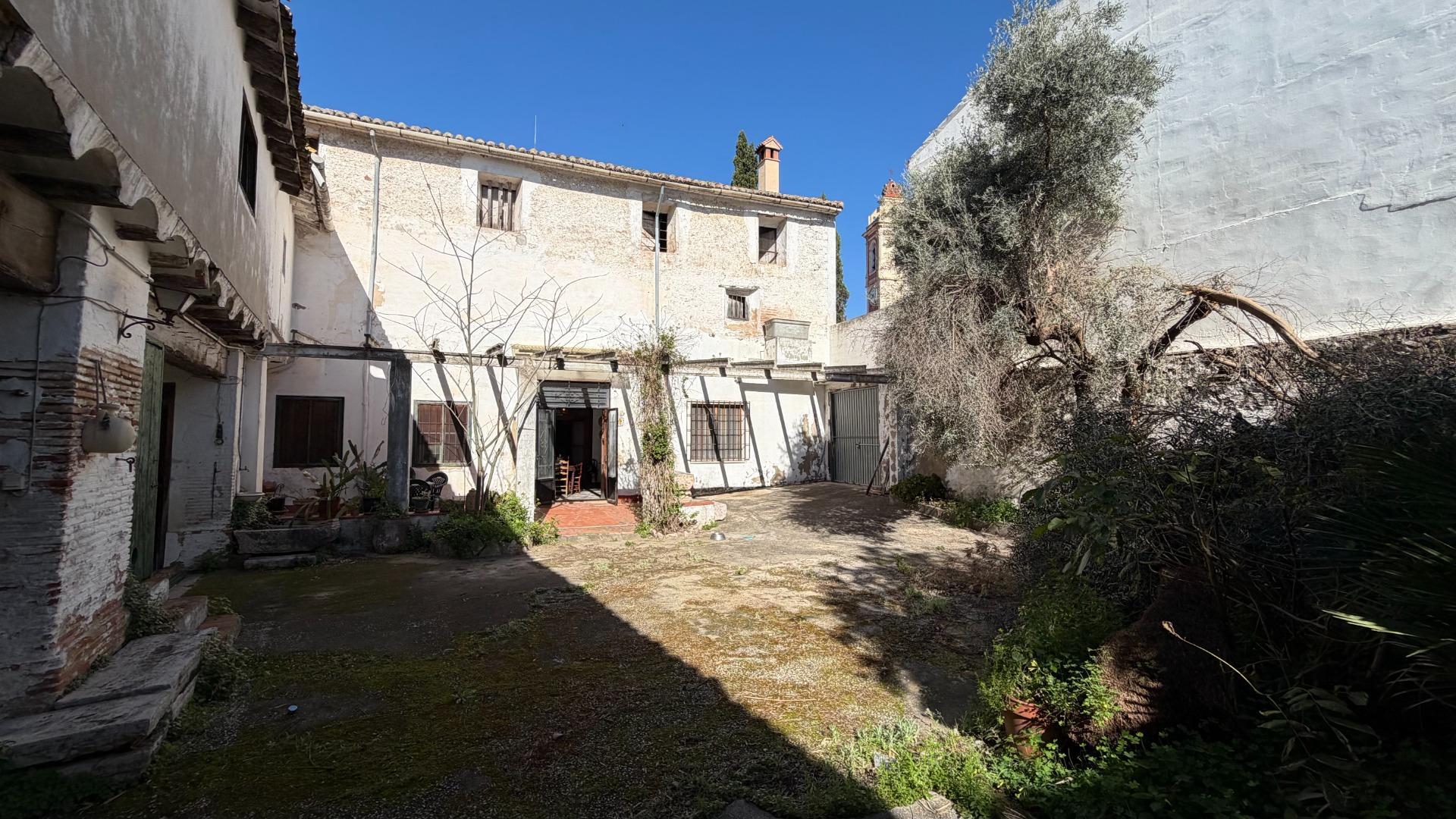 Casa de Pueblo en Alberic: 751 m², 6 Hab, Gran Patio y Antigua Cambra de la Seda