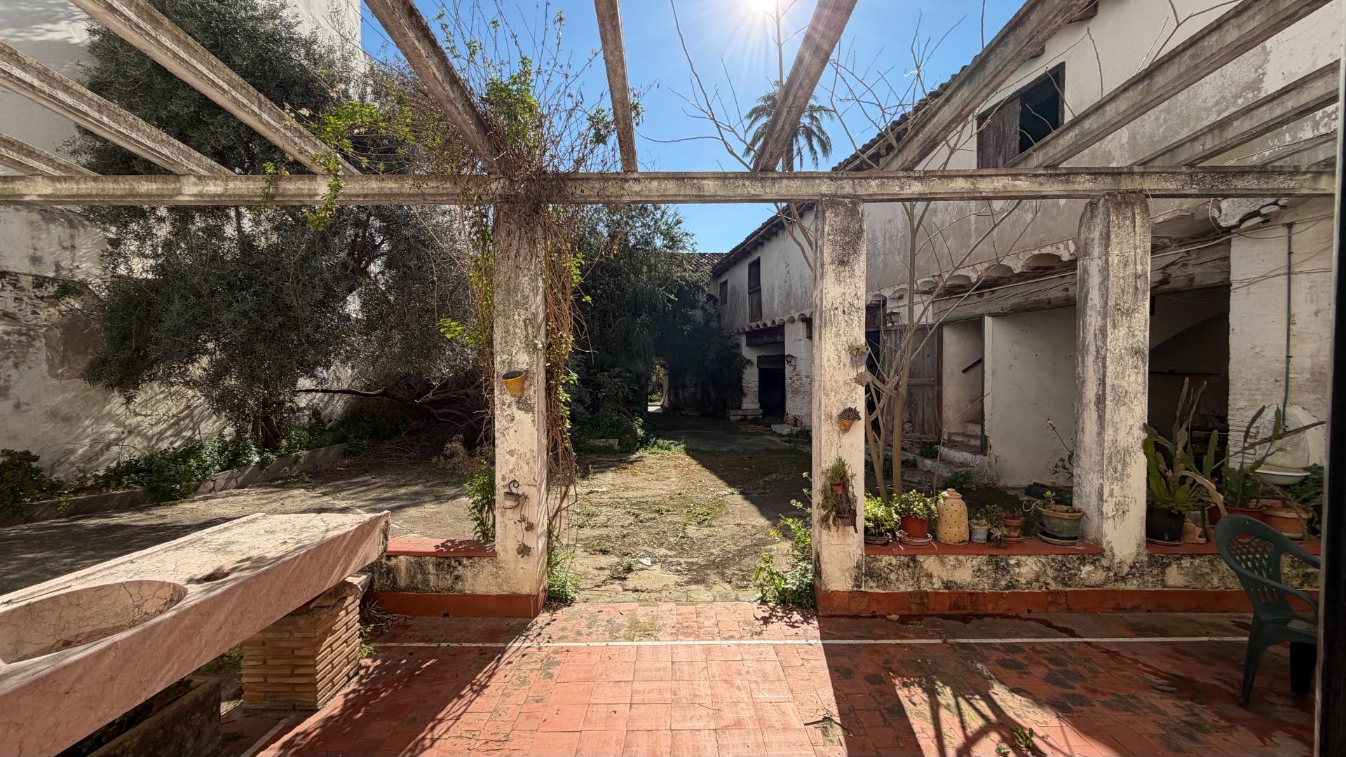 Casa de Pueblo en Alberic: 751 m², 6 Hab, Gran Patio y Antigua Cambra de la Seda