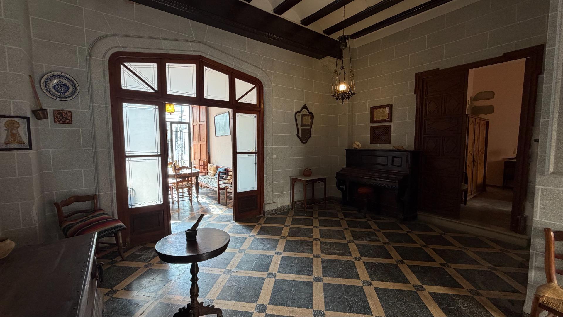Casa de Pueblo en Alberic: 751 m², 6 Hab, Gran Patio y Antigua Cambra de la Seda