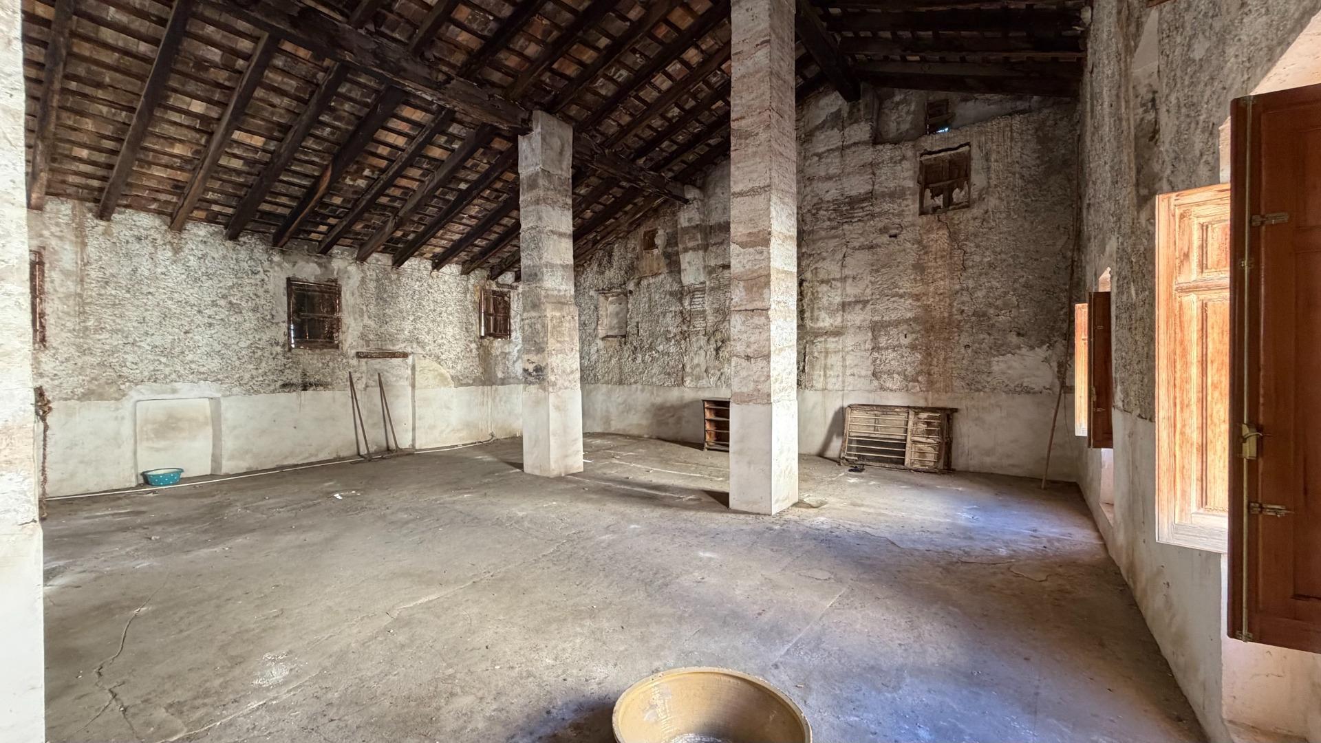 Casa de Pueblo en Alberic: 751 m², 6 Hab, Gran Patio y Antigua Cambra de la Seda
