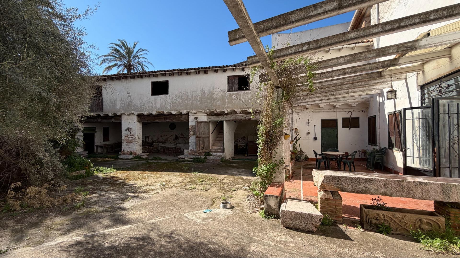 Casa de Pueblo en Alberic: 751 m², 6 Hab, Gran Patio y Antigua Cambra de la Seda