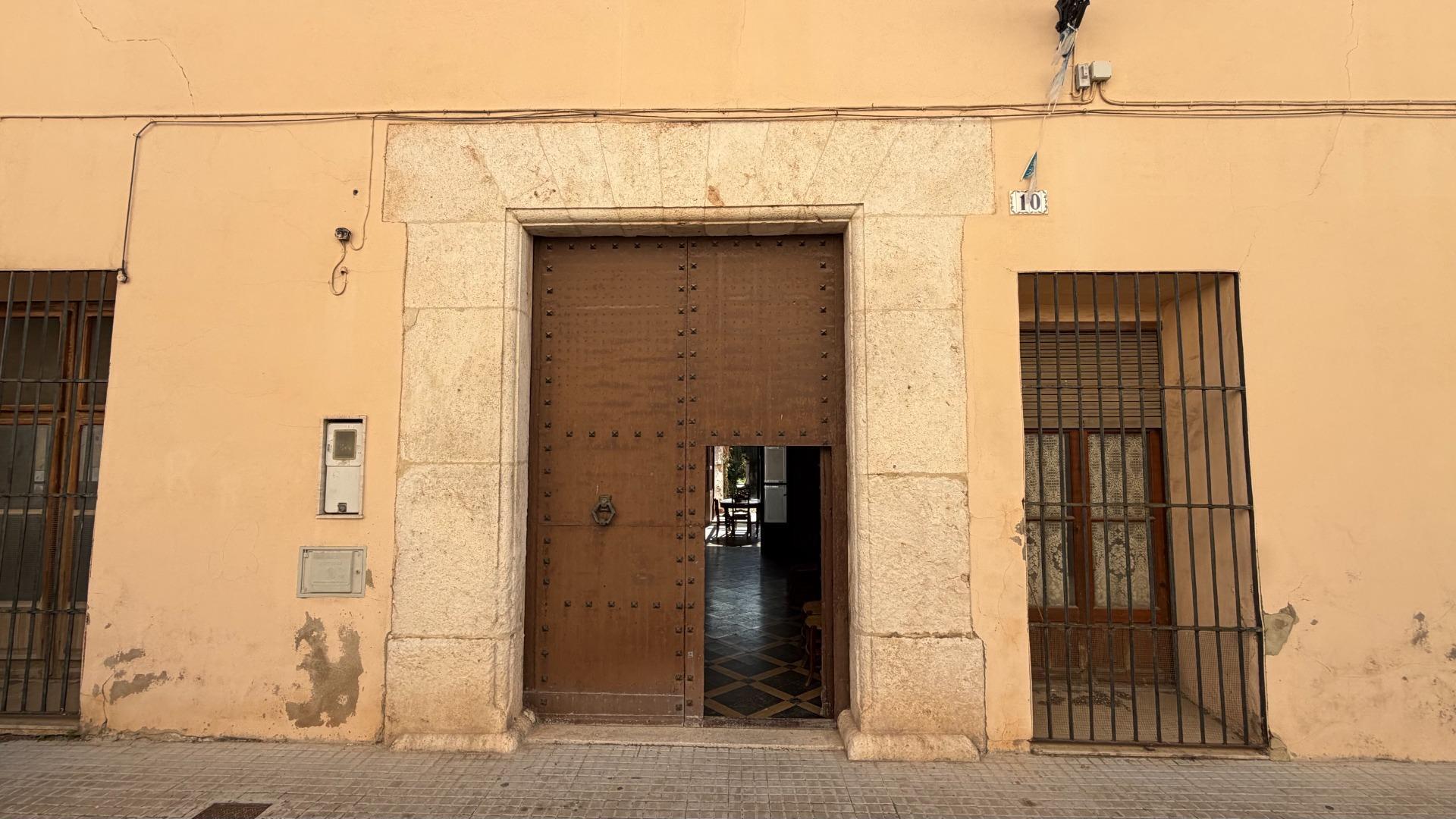 Casa de Pueblo en Alberic: 751 m², 6 Hab, Gran Patio y Antigua Cambra de la Seda