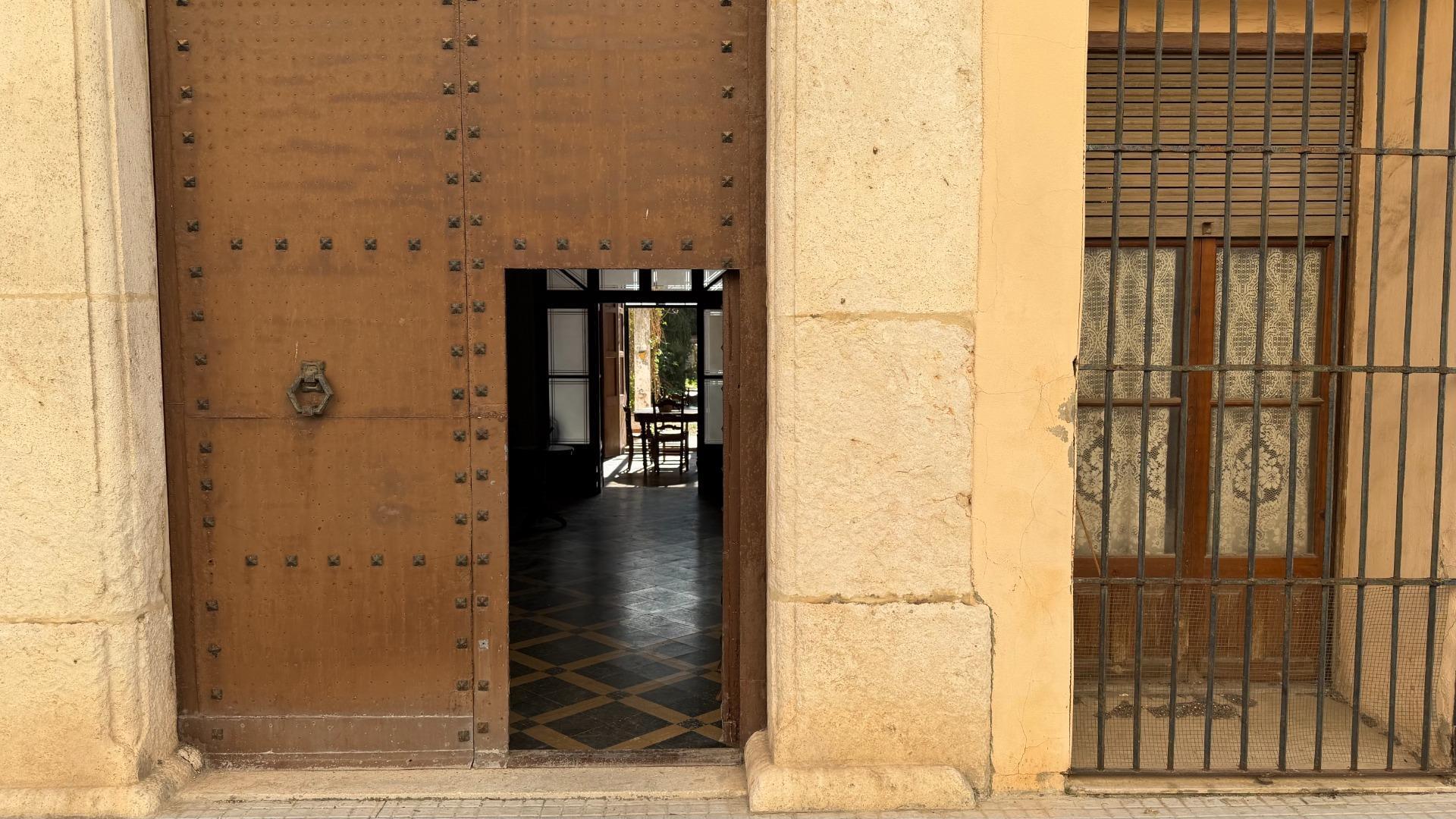 Casa de Pueblo en Alberic: 751 m², 6 Hab, Gran Patio y Antigua Cambra de la Seda