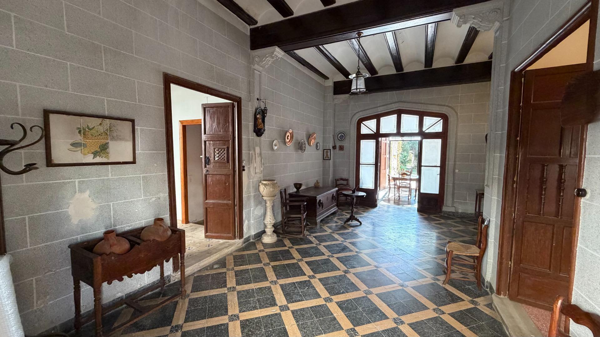Casa de Pueblo en Alberic: 751 m², 6 Hab, Gran Patio y Antigua Cambra de la Seda