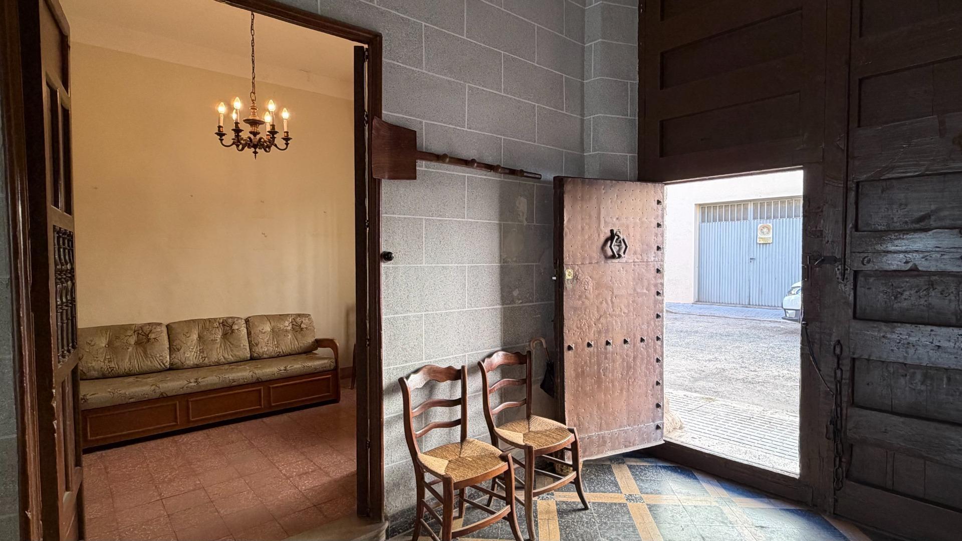 Casa de Pueblo en Alberic: 751 m², 6 Hab, Gran Patio y Antigua Cambra de la Seda