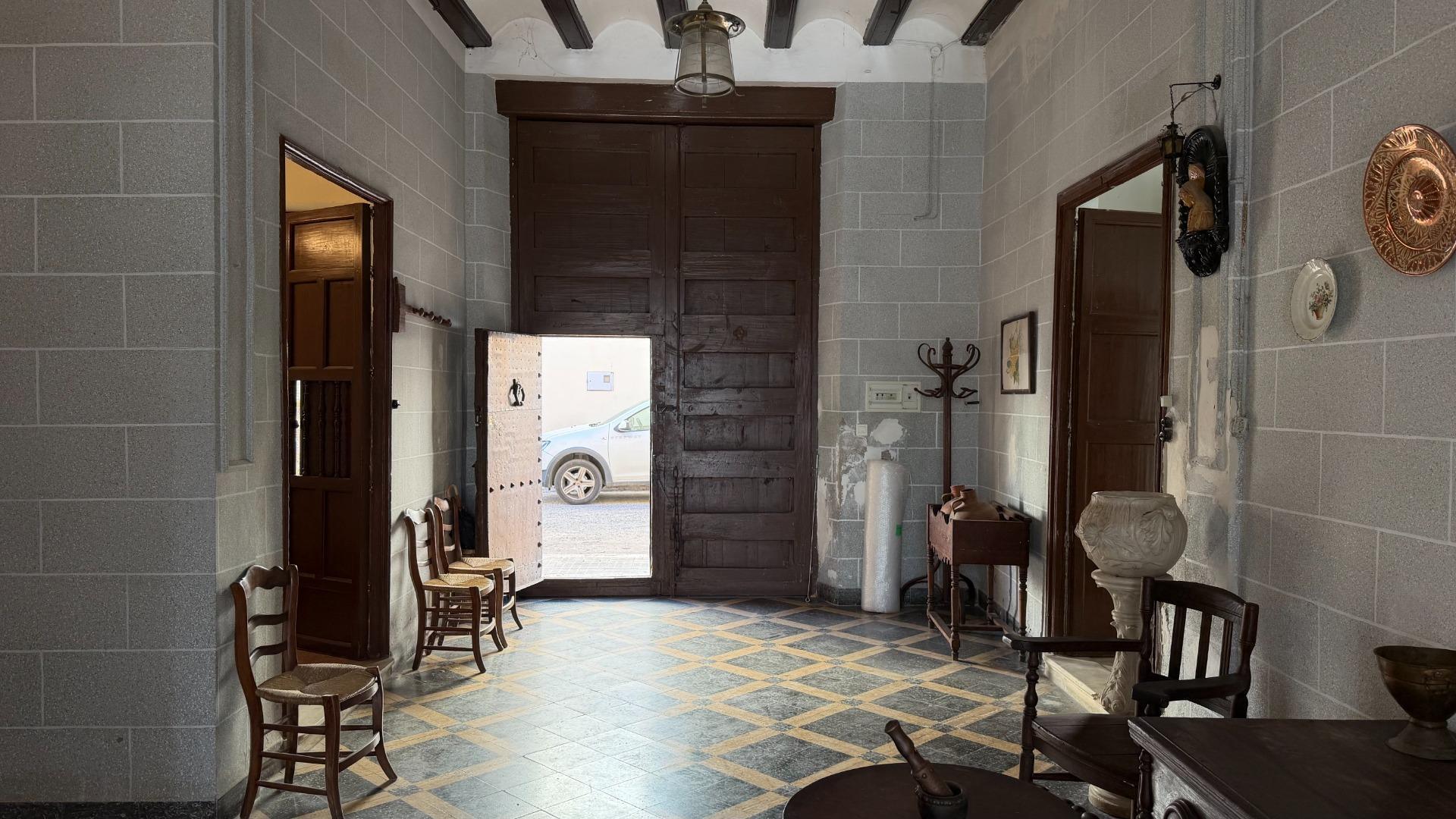 Casa de Pueblo en Alberic: 751 m², 6 Hab, Gran Patio y Antigua Cambra de la Seda