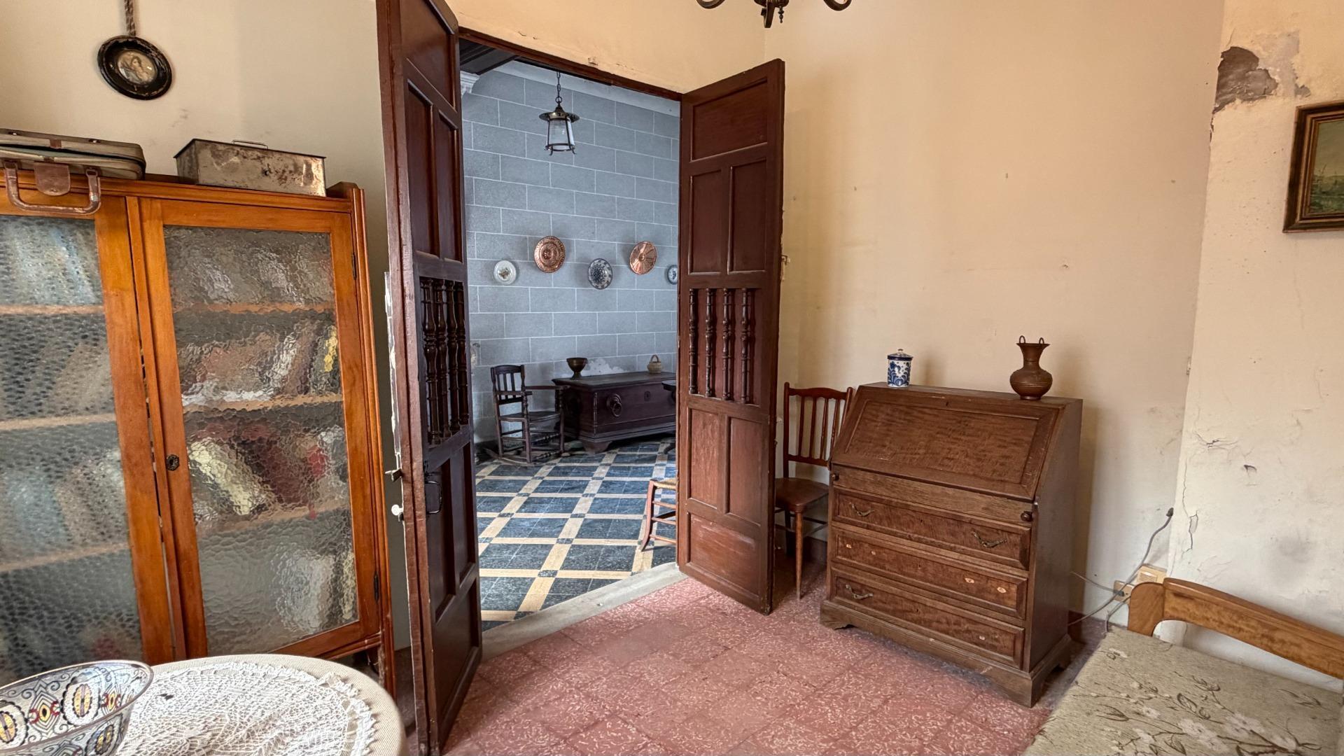 Casa de Pueblo en Alberic: 751 m², 6 Hab, Gran Patio y Antigua Cambra de la Seda