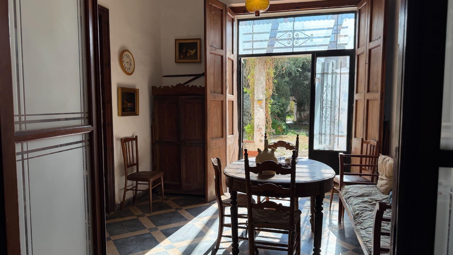 Casa de Pueblo en Alberic: 751 m², 6 Hab, Gran Patio y Antigua Cambra de la Seda