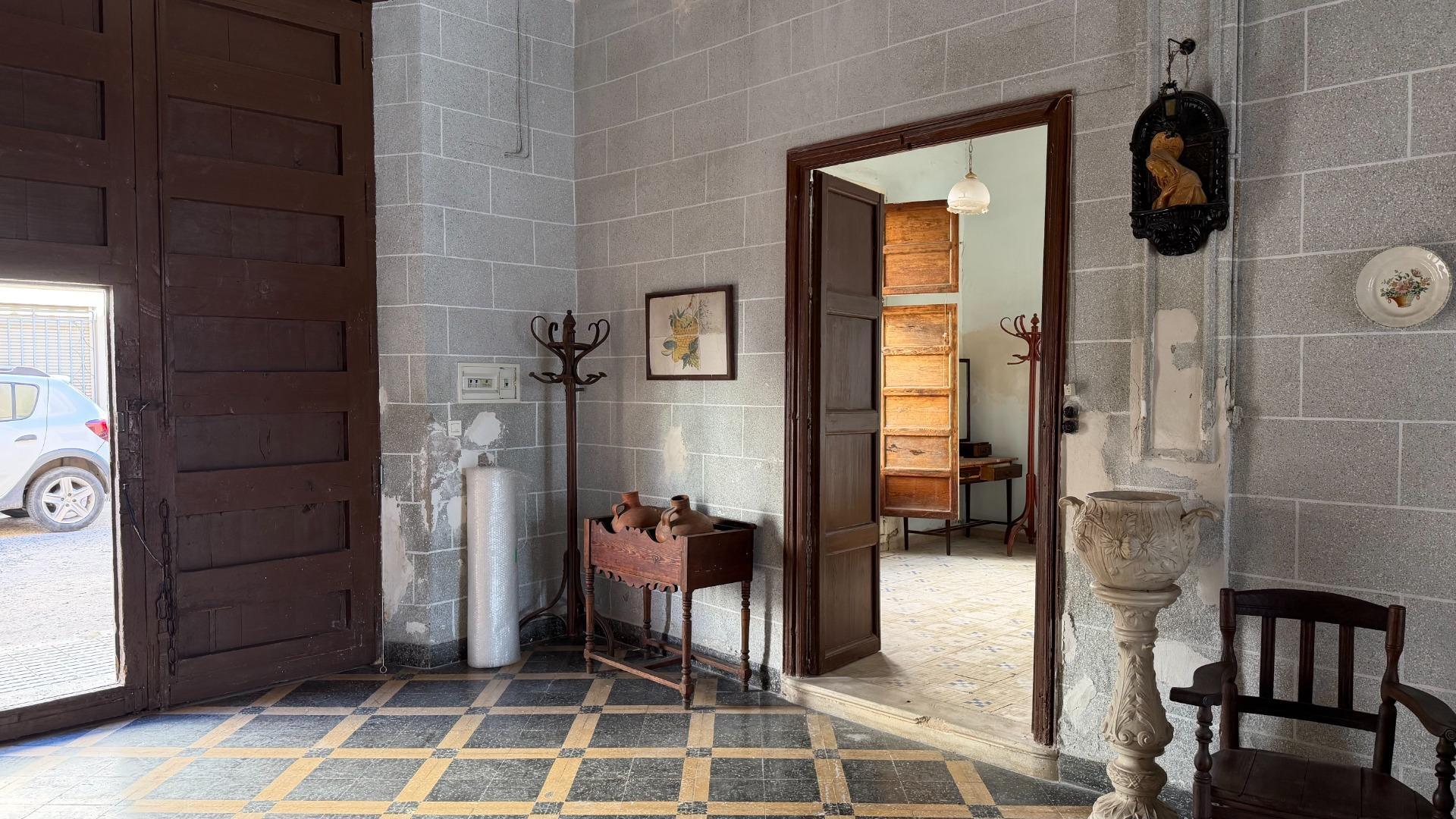 Casa de Pueblo en Alberic: 751 m², 6 Hab, Gran Patio y Antigua Cambra de la Seda