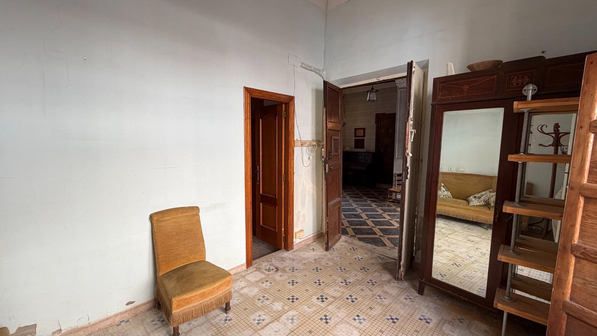 Casa de Pueblo en Alberic: 751 m², 6 Hab, Gran Patio y Antigua Cambra de la Seda