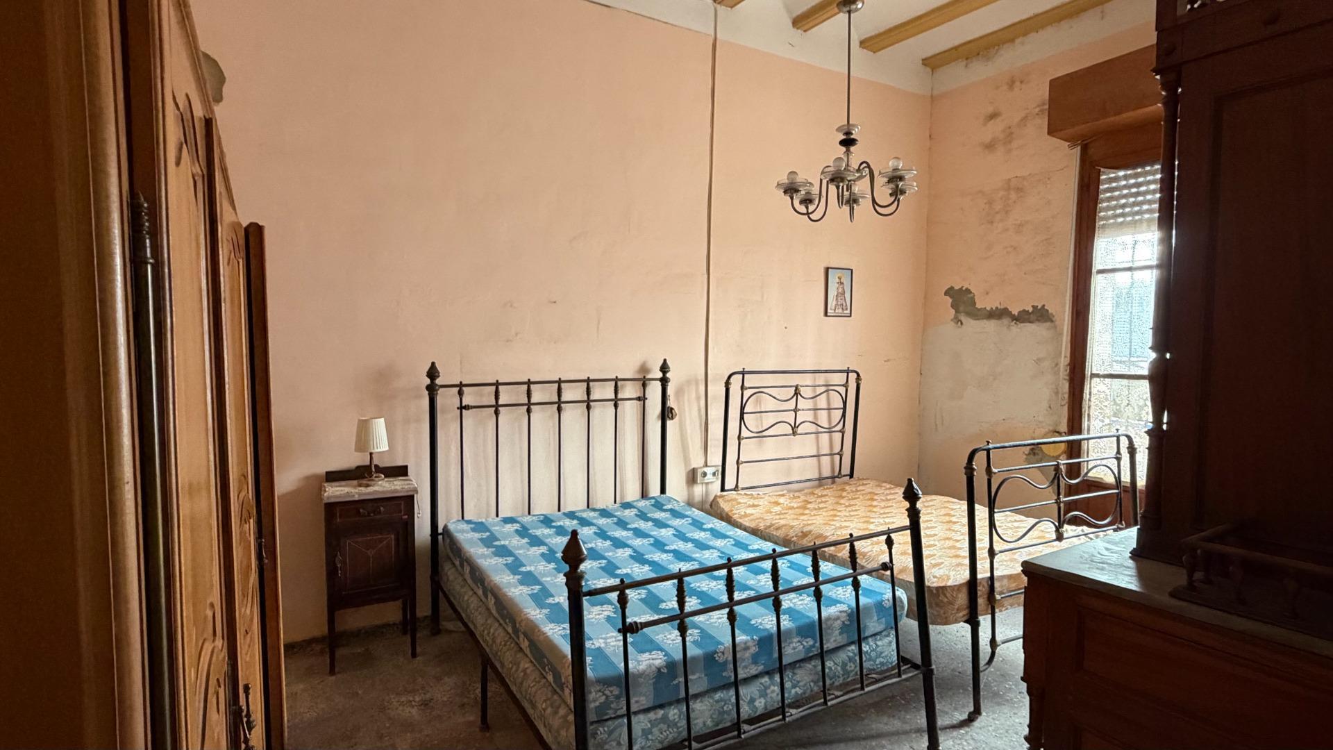 Casa de Pueblo en Alberic: 751 m², 6 Hab, Gran Patio y Antigua Cambra de la Seda