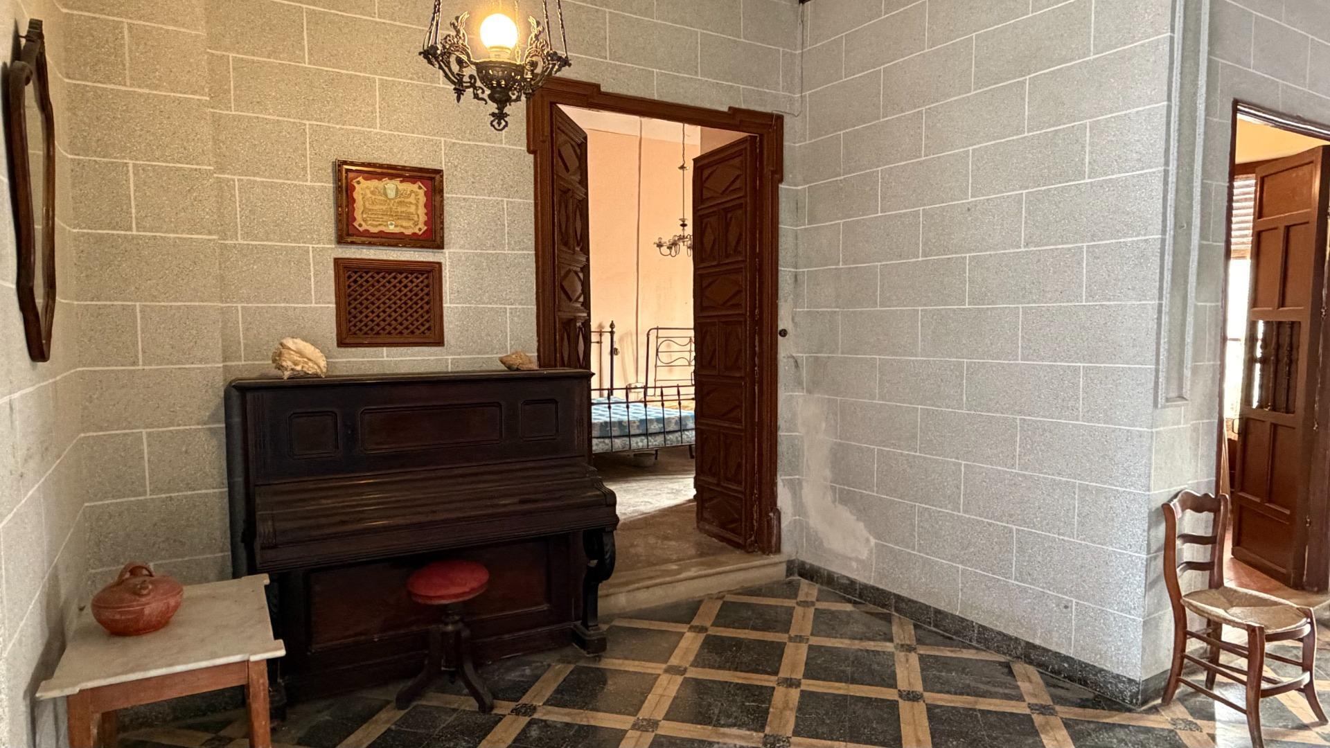 Casa de Pueblo en Alberic: 751 m², 6 Hab, Gran Patio y Antigua Cambra de la Seda
