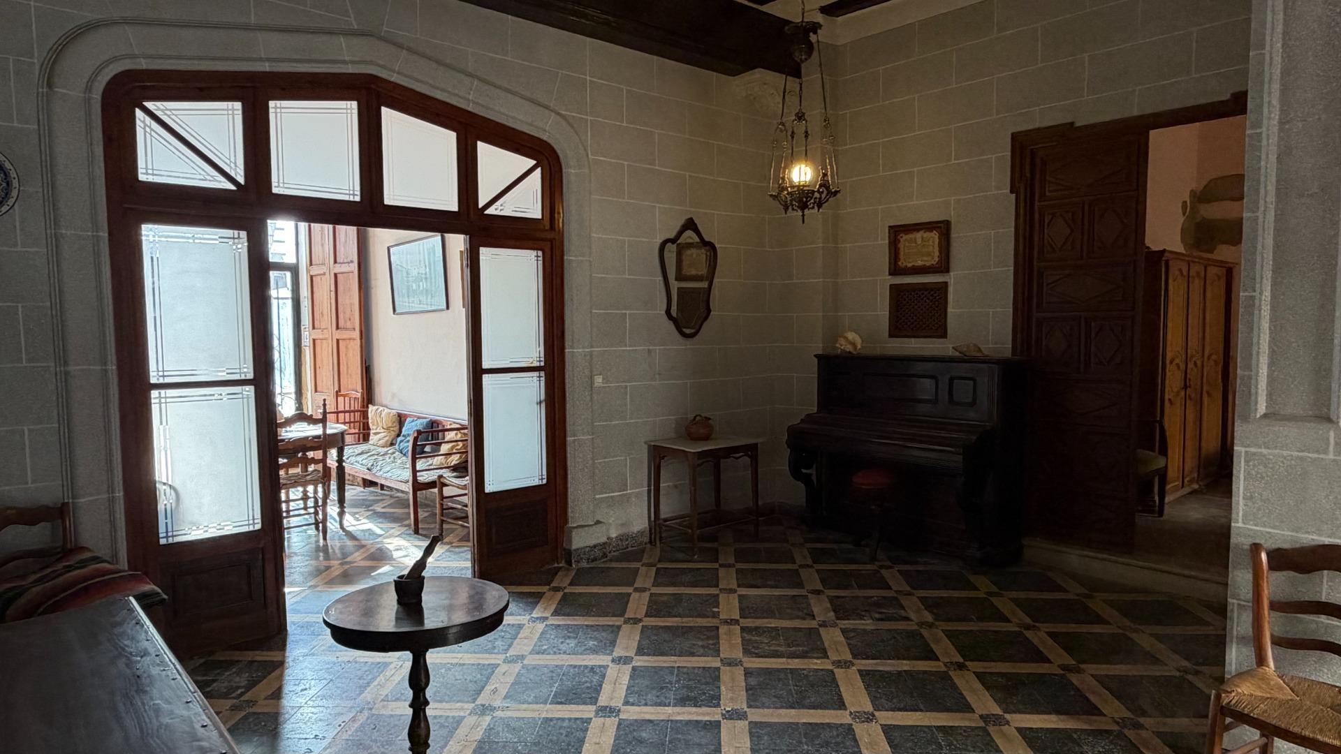 Casa de Pueblo en Alberic: 751 m², 6 Hab, Gran Patio y Antigua Cambra de la Seda