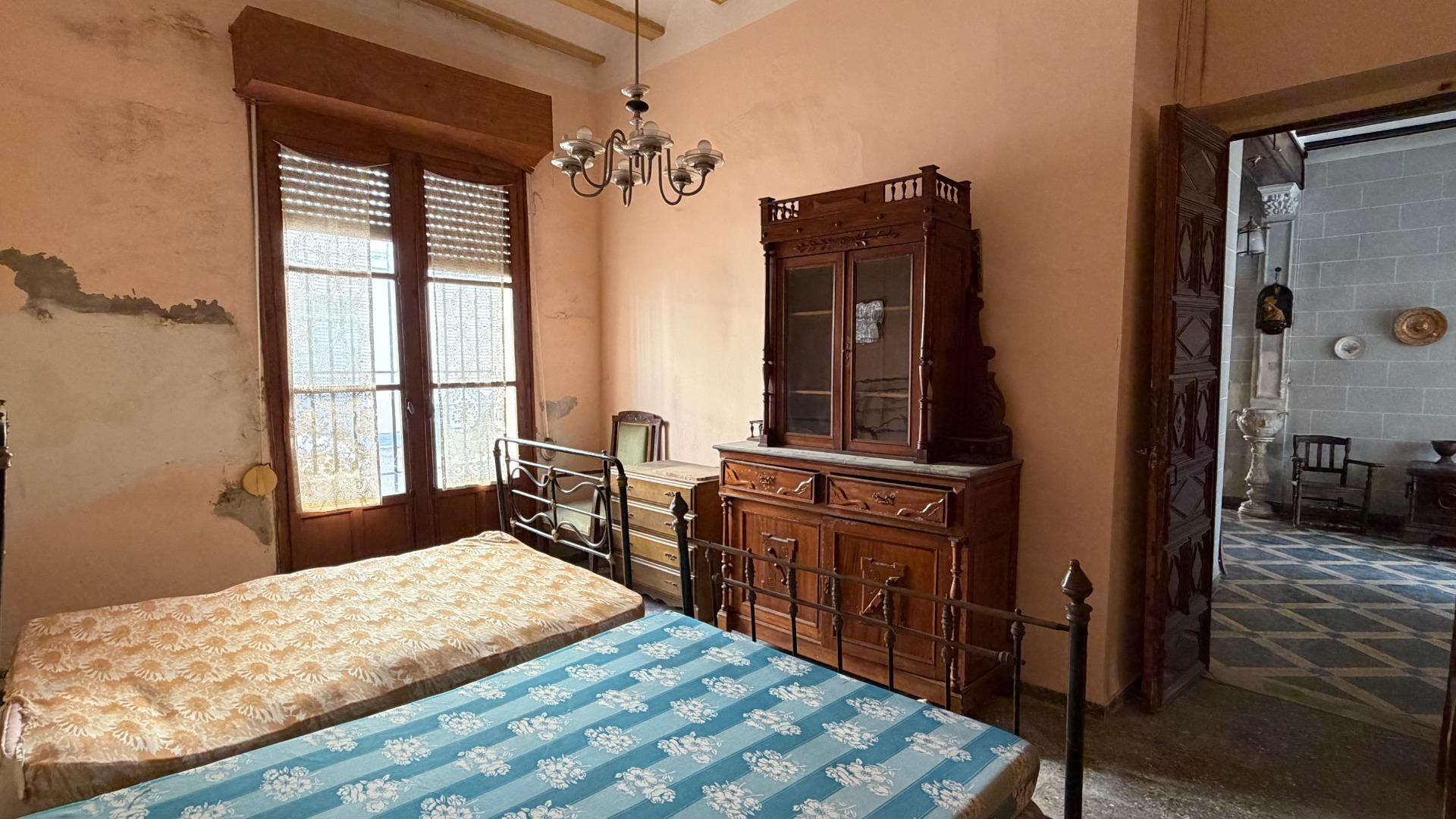 Casa de Pueblo en Alberic: 751 m², 6 Hab, Gran Patio y Antigua Cambra de la Seda
