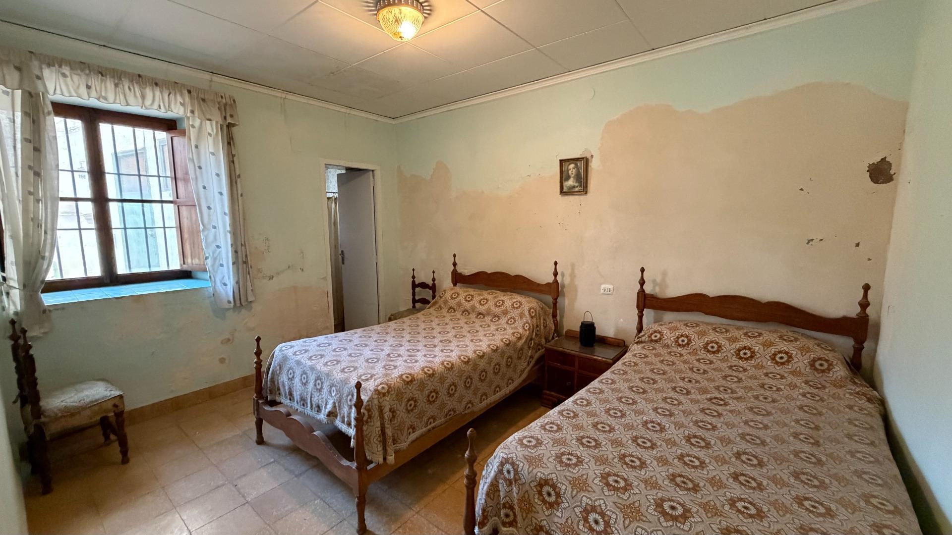Casa de Pueblo en Alberic: 751 m², 6 Hab, Gran Patio y Antigua Cambra de la Seda
