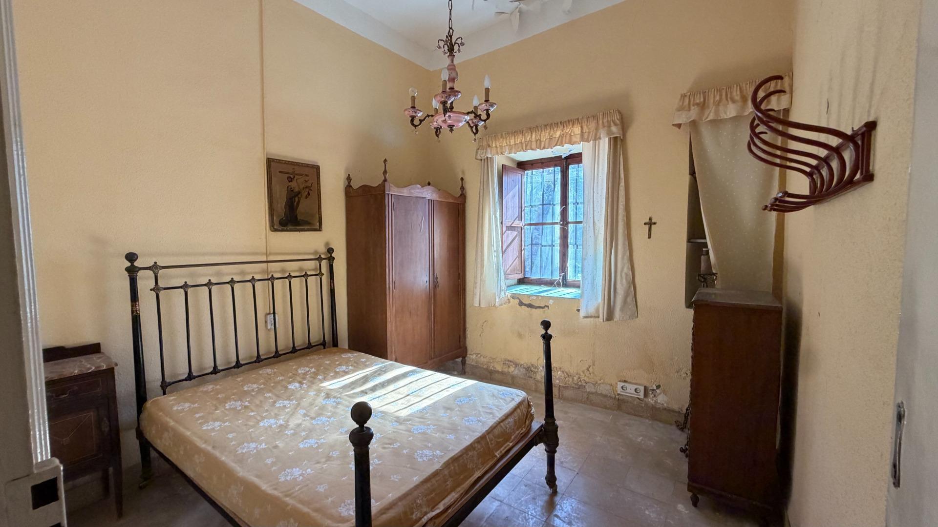 Casa de Pueblo en Alberic: 751 m², 6 Hab, Gran Patio y Antigua Cambra de la Seda