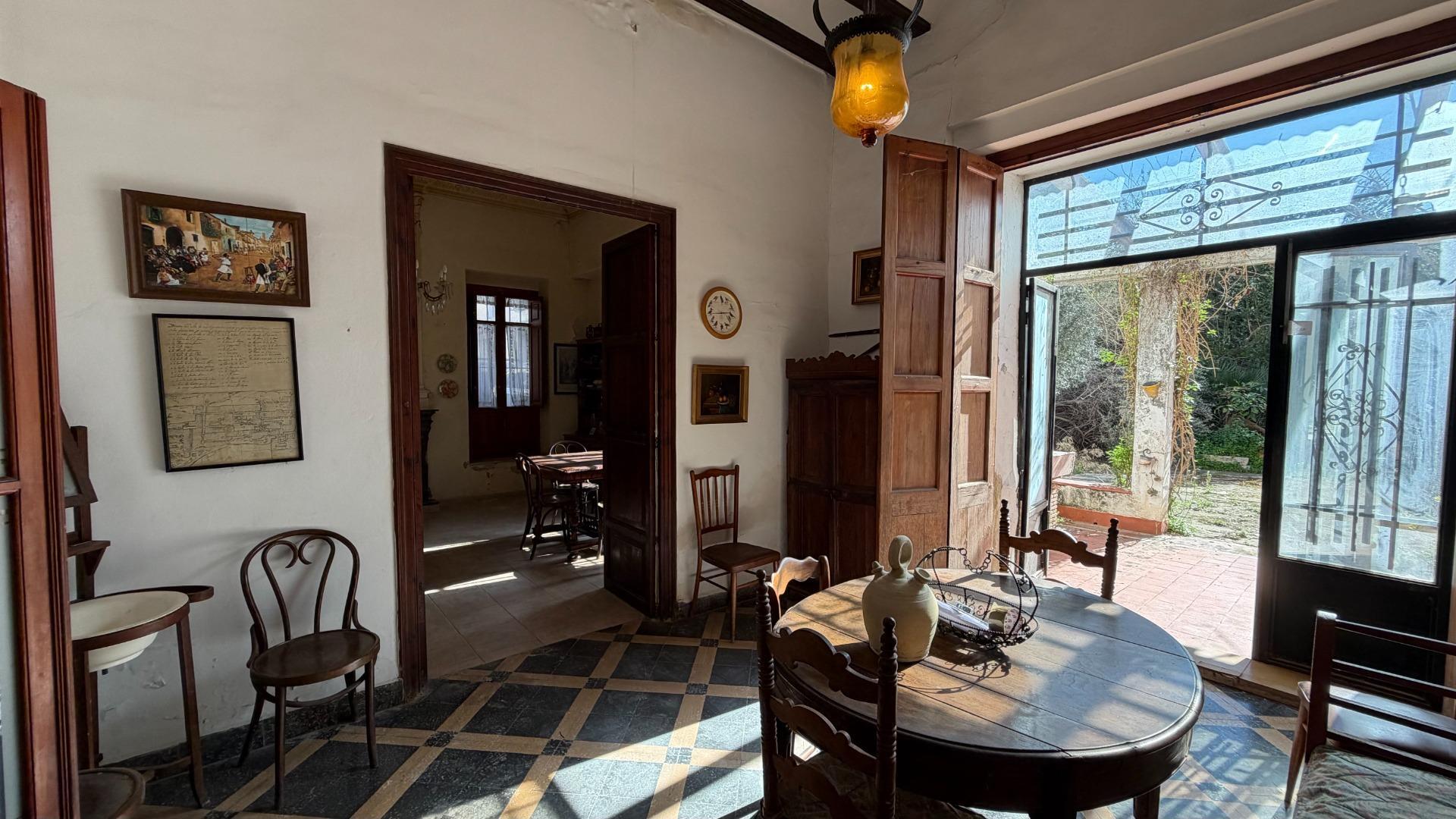 Casa de Pueblo en Alberic: 751 m², 6 Hab, Gran Patio y Antigua Cambra de la Seda