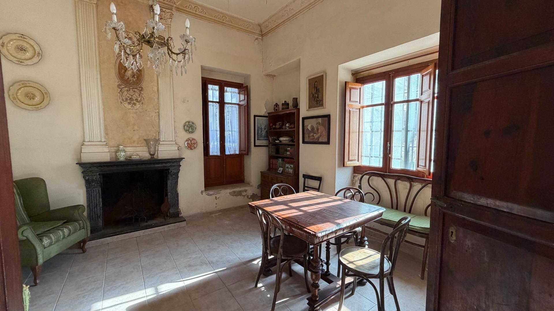 Casa de Pueblo en Alberic: 751 m², 6 Hab, Gran Patio y Antigua Cambra de la Seda