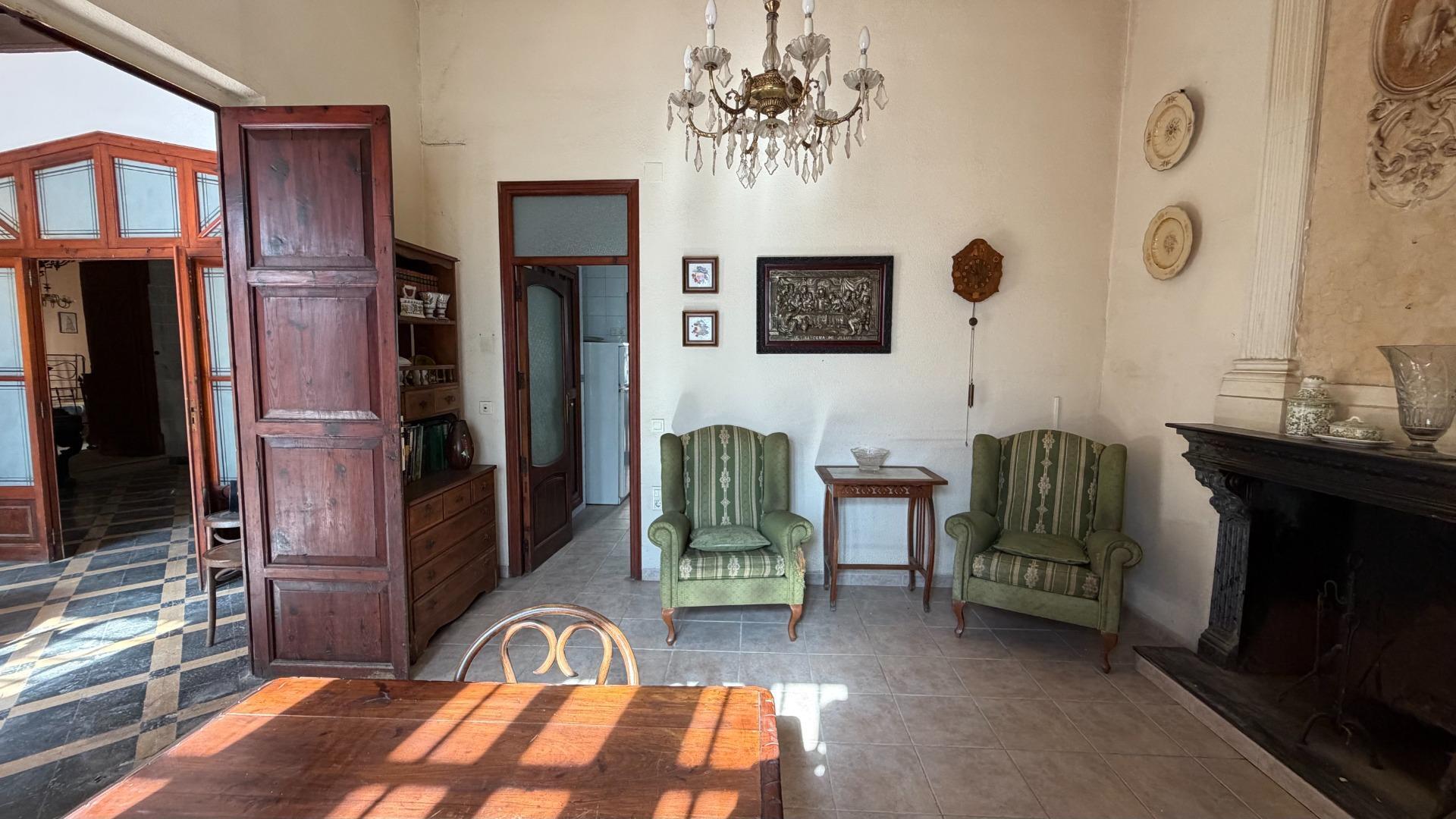 Casa de Pueblo en Alberic: 751 m², 6 Hab, Gran Patio y Antigua Cambra de la Seda