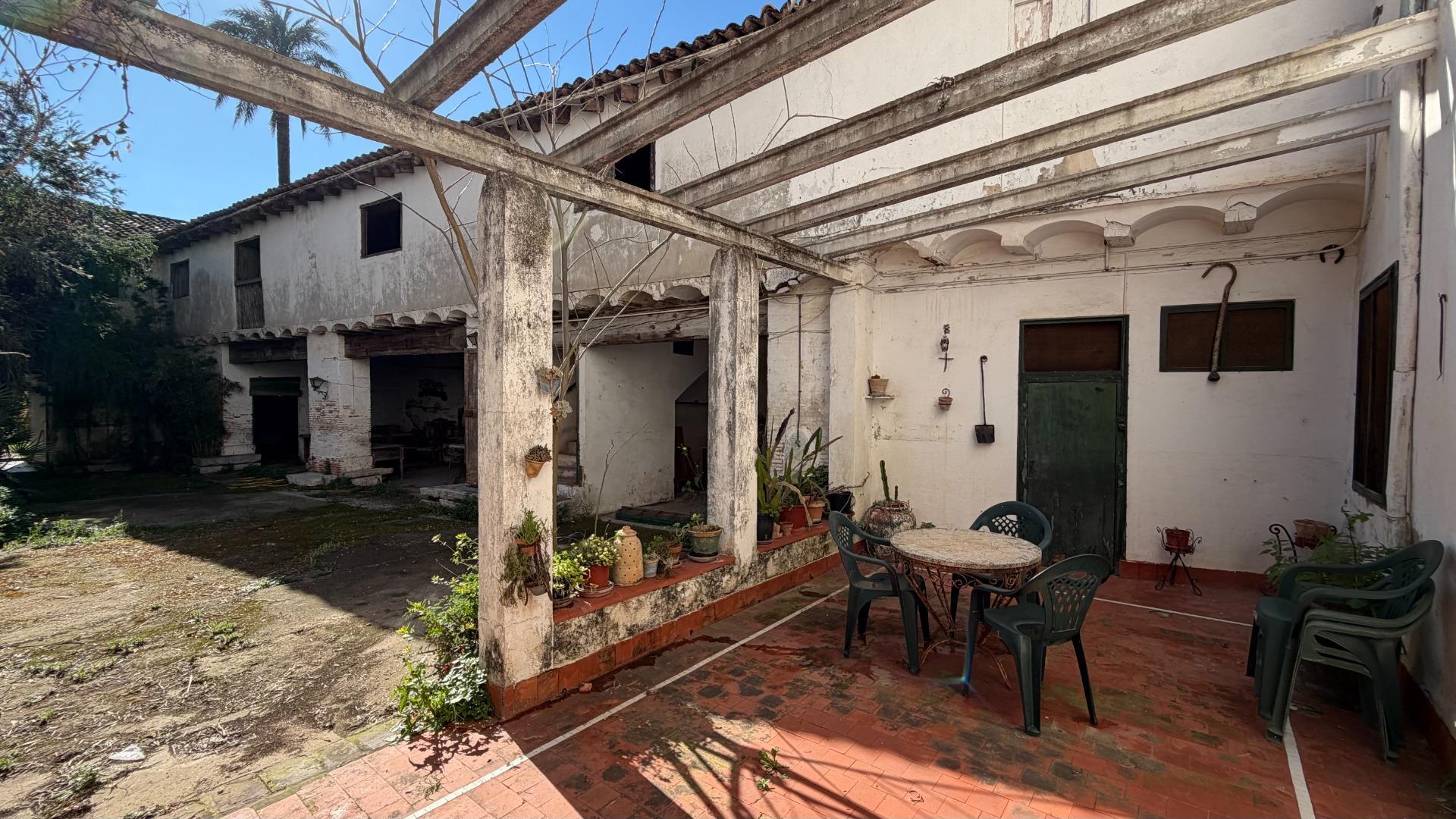 Casa de Pueblo en Alberic: 751 m², 6 Hab, Gran Patio y Antigua Cambra de la Seda
