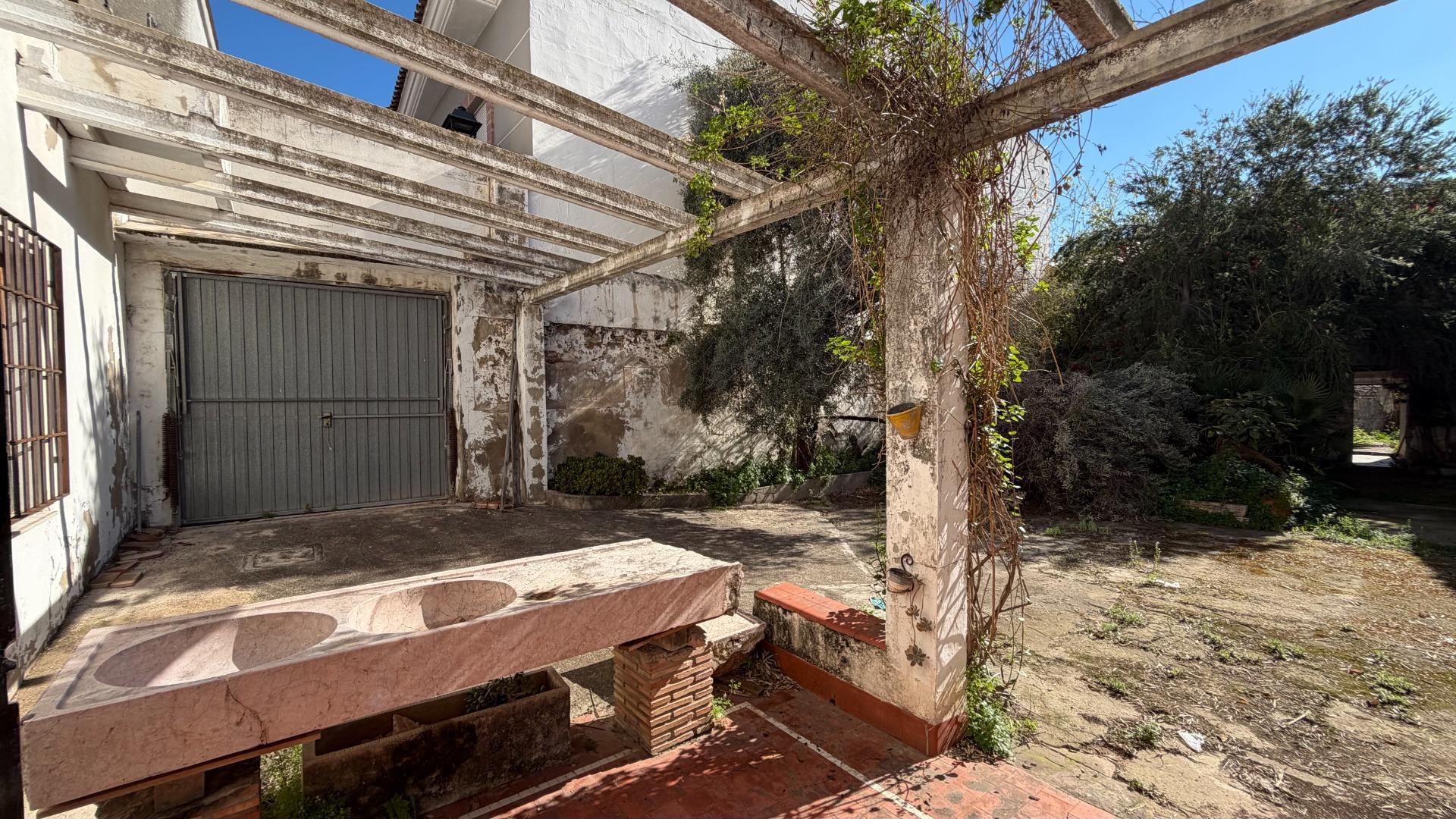 Casa de Pueblo en Alberic: 751 m², 6 Hab, Gran Patio y Antigua Cambra de la Seda