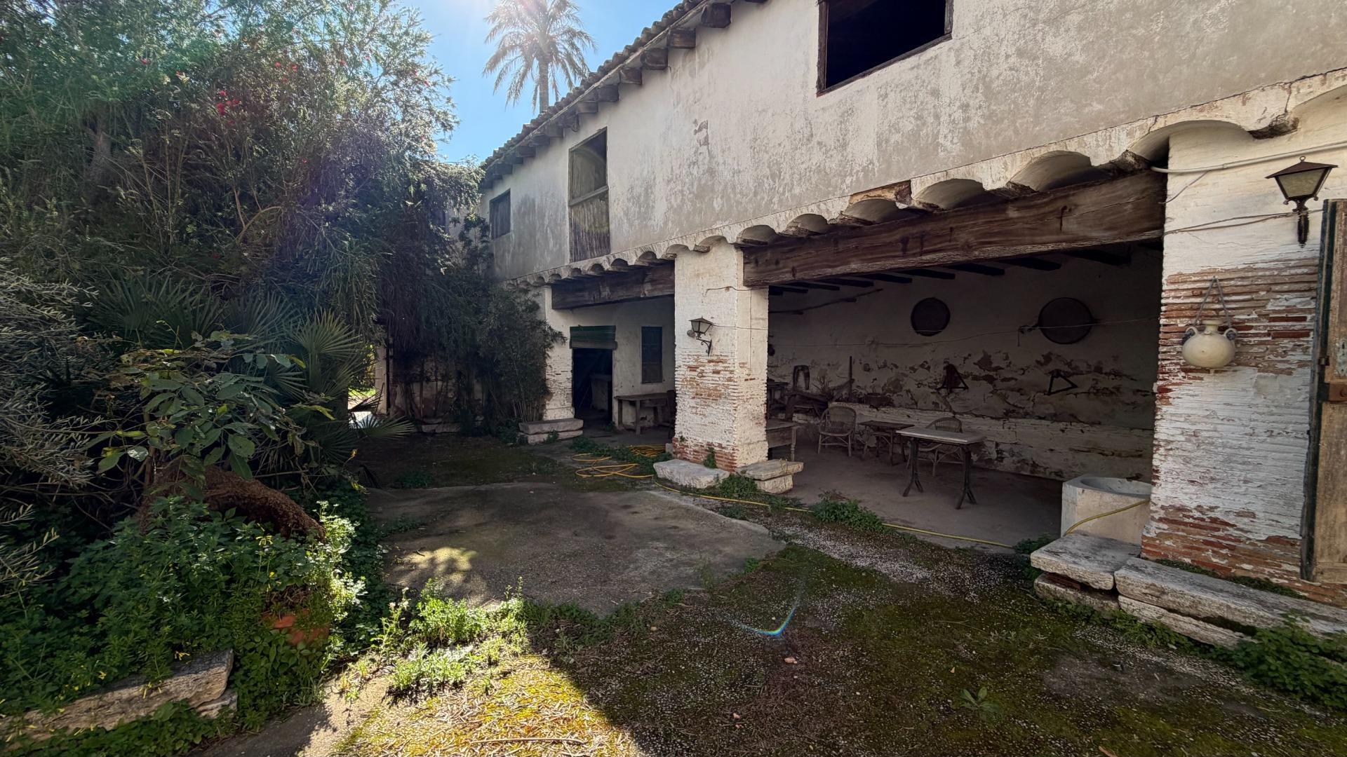 Casa de Pueblo en Alberic: 751 m², 6 Hab, Gran Patio y Antigua Cambra de la Seda