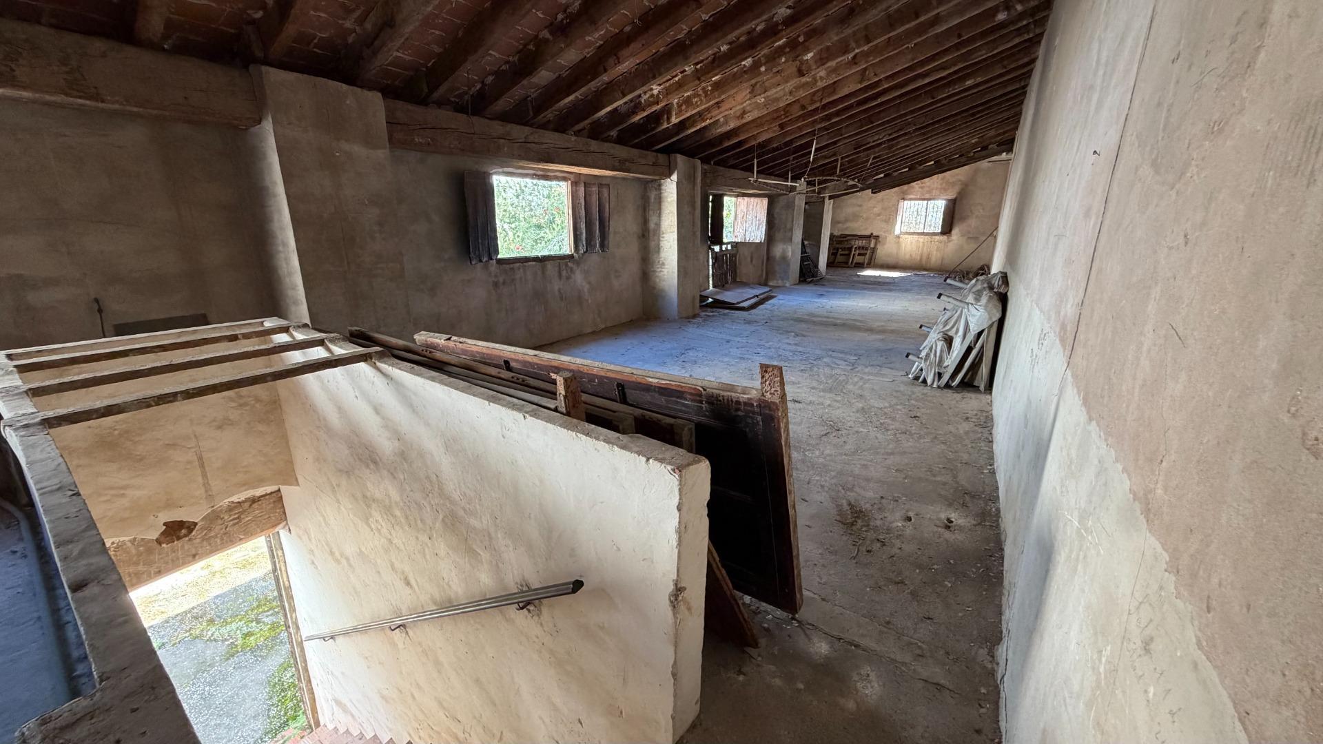 Casa de Pueblo en Alberic: 751 m², 6 Hab, Gran Patio y Antigua Cambra de la Seda
