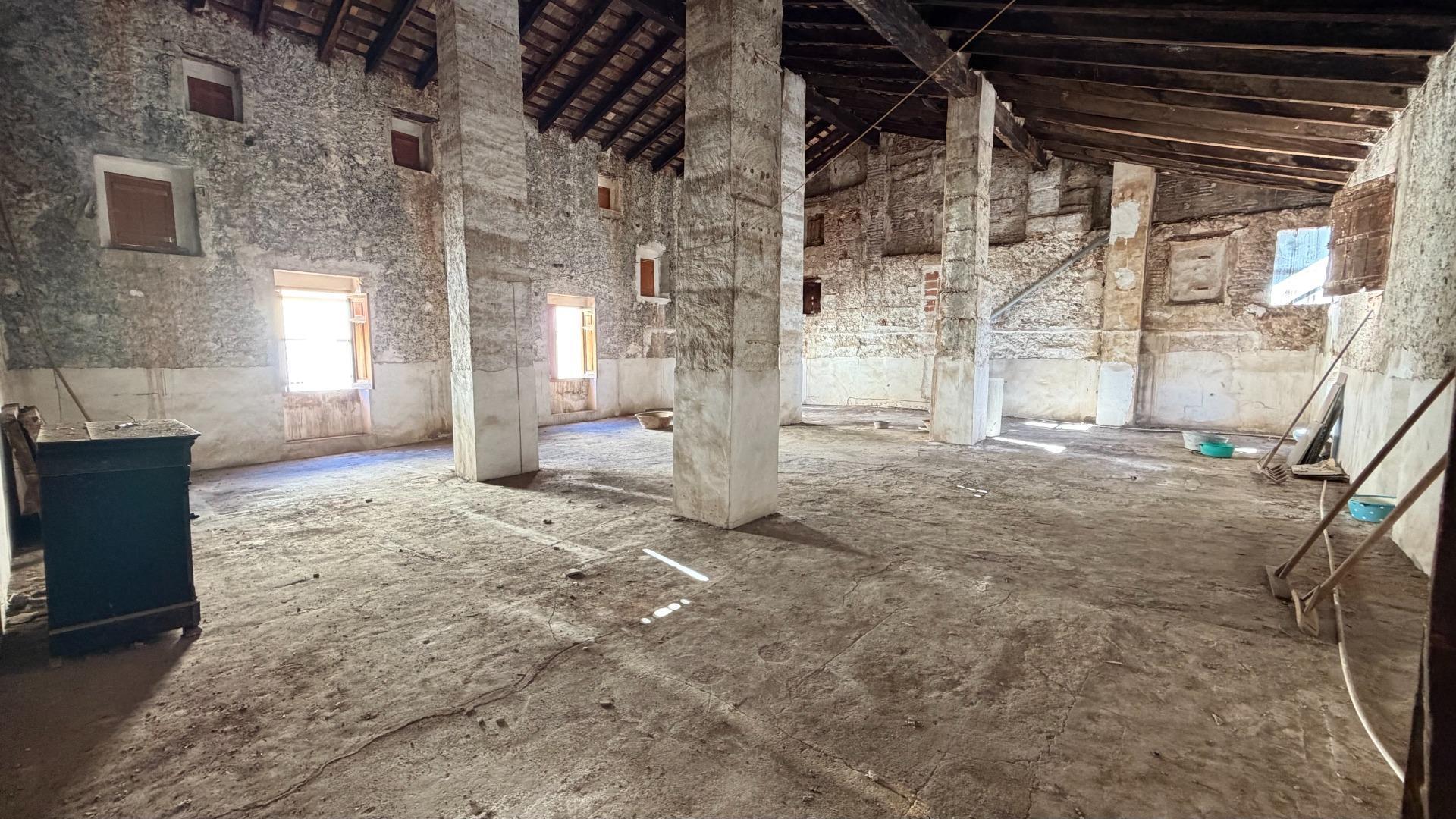 Casa de Pueblo en Alberic: 751 m², 6 Hab, Gran Patio y Antigua Cambra de la Seda