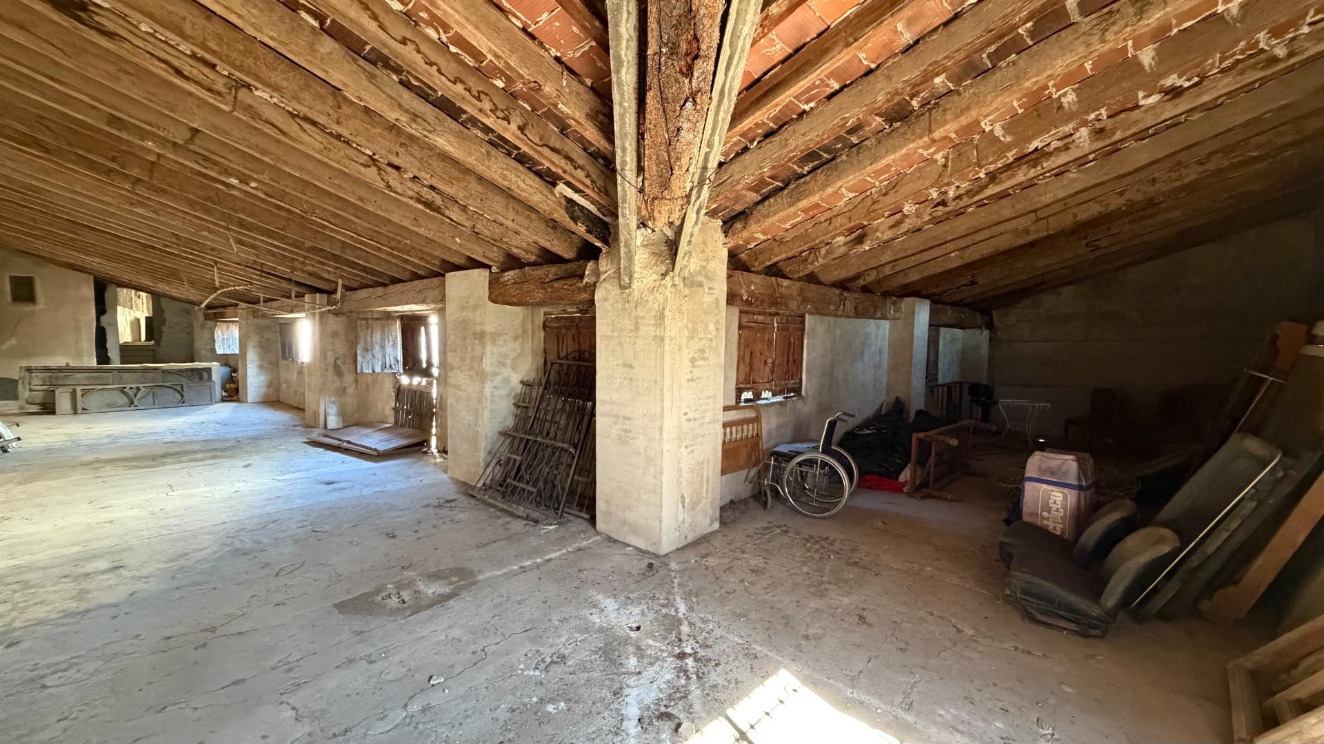 Casa de Pueblo en Alberic: 751 m², 6 Hab, Gran Patio y Antigua Cambra de la Seda