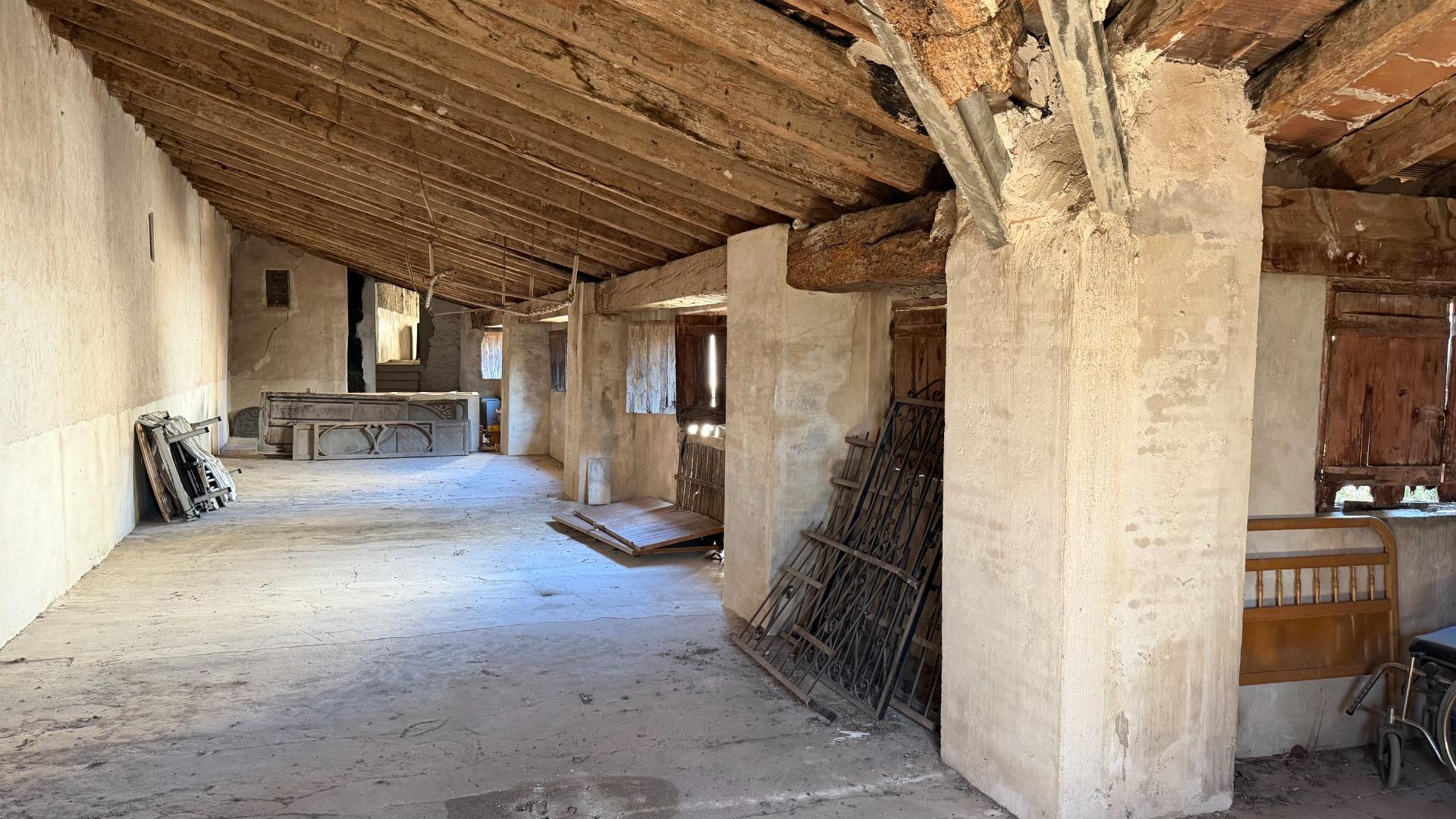 Casa de Pueblo en Alberic: 751 m², 6 Hab, Gran Patio y Antigua Cambra de la Seda