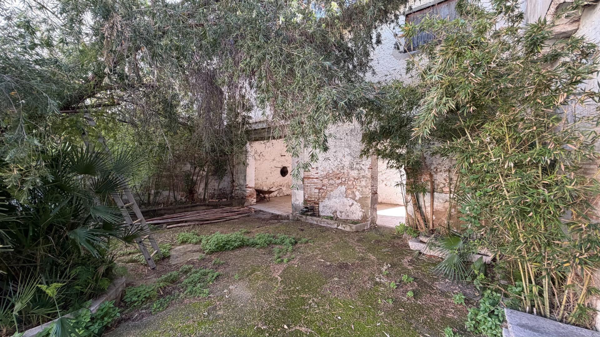 Casa de Pueblo en Alberic: 751 m², 6 Hab, Gran Patio y Antigua Cambra de la Seda