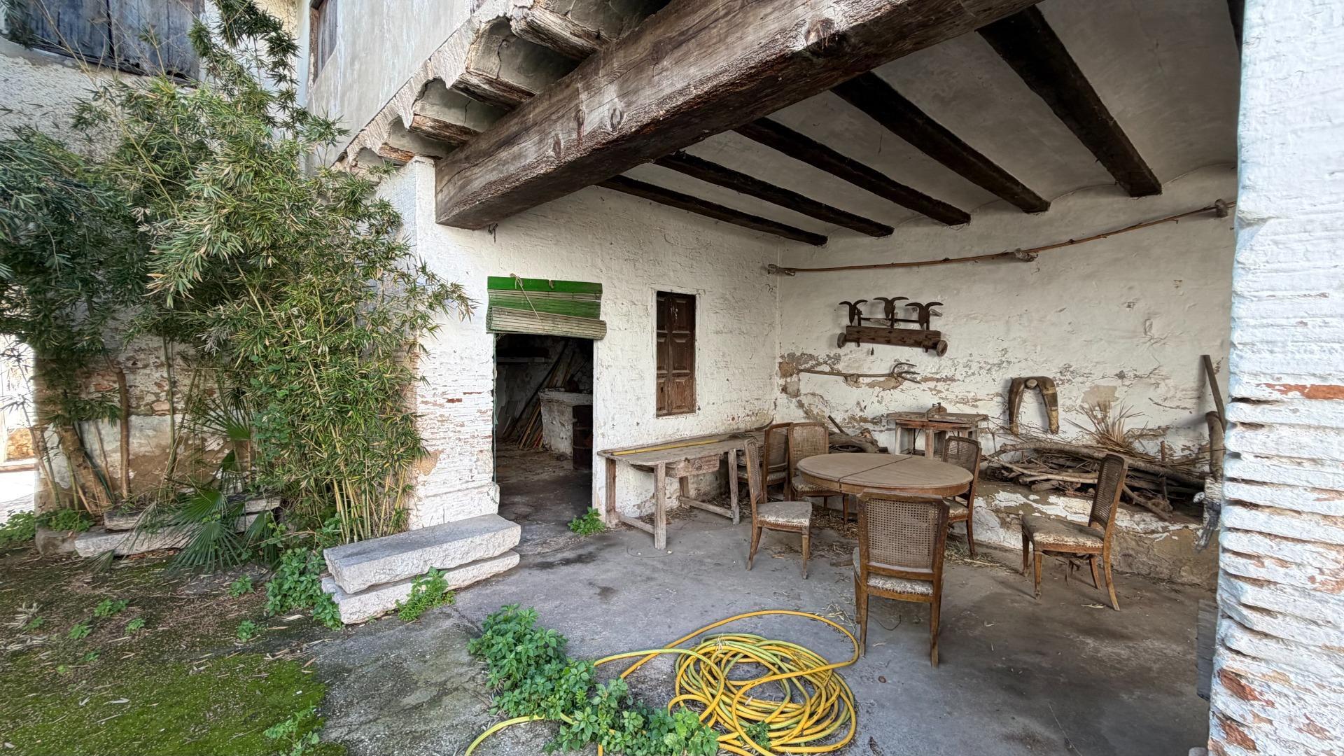 Casa de Pueblo en Alberic: 751 m², 6 Hab, Gran Patio y Antigua Cambra de la Seda