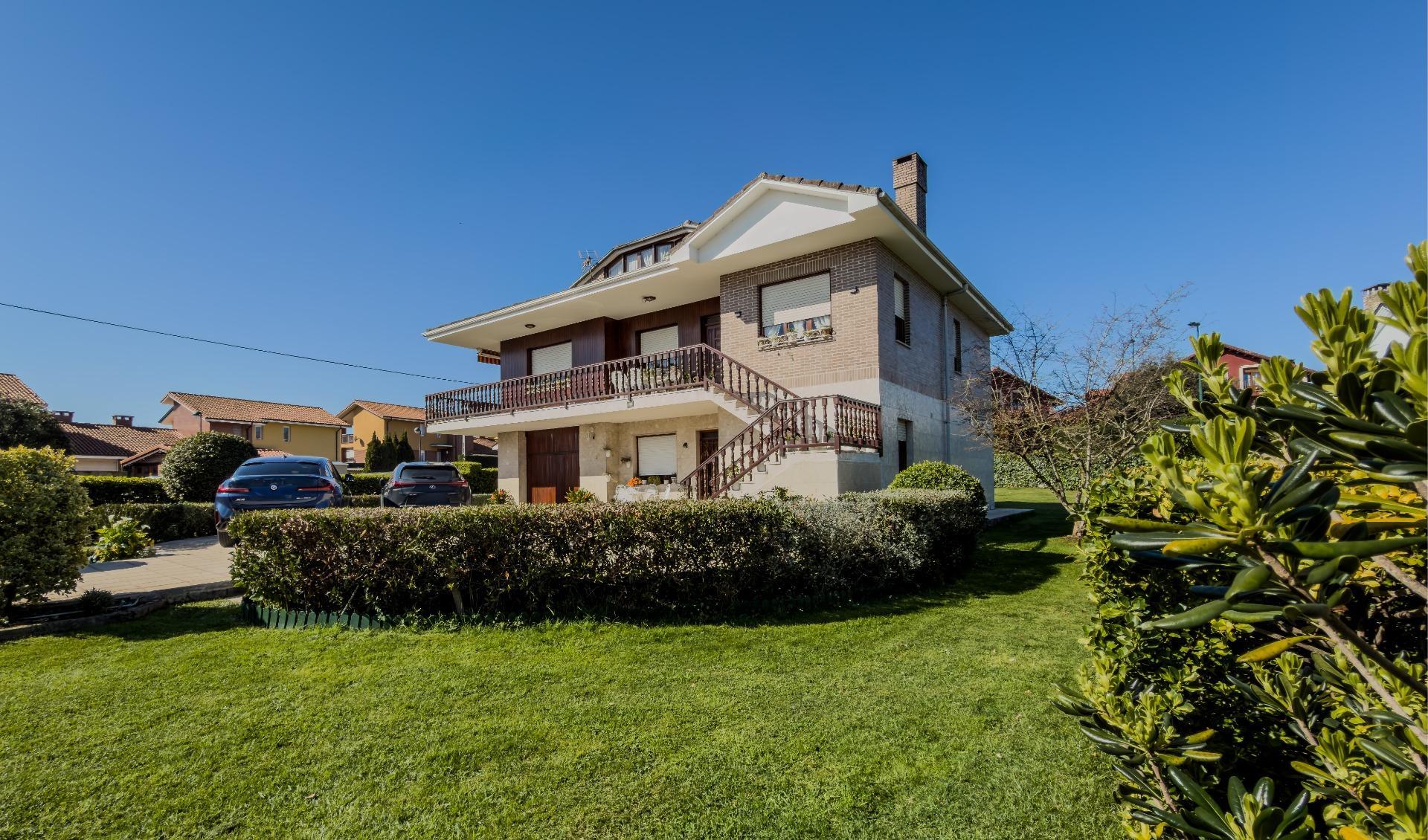 CHALET CON DOS VIVIENDAS Y GRAN PARCELA EN HINOJEDO, SUANCES