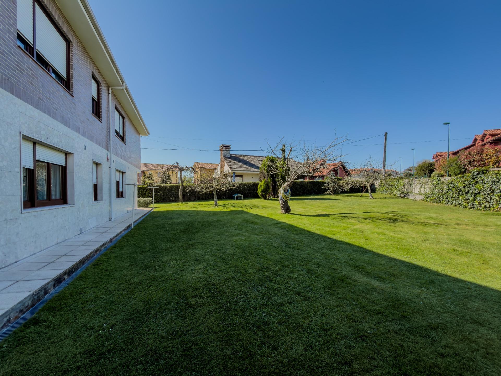 CHALET CON DOS VIVIENDAS Y GRAN PARCELA EN HINOJEDO, SUANCES