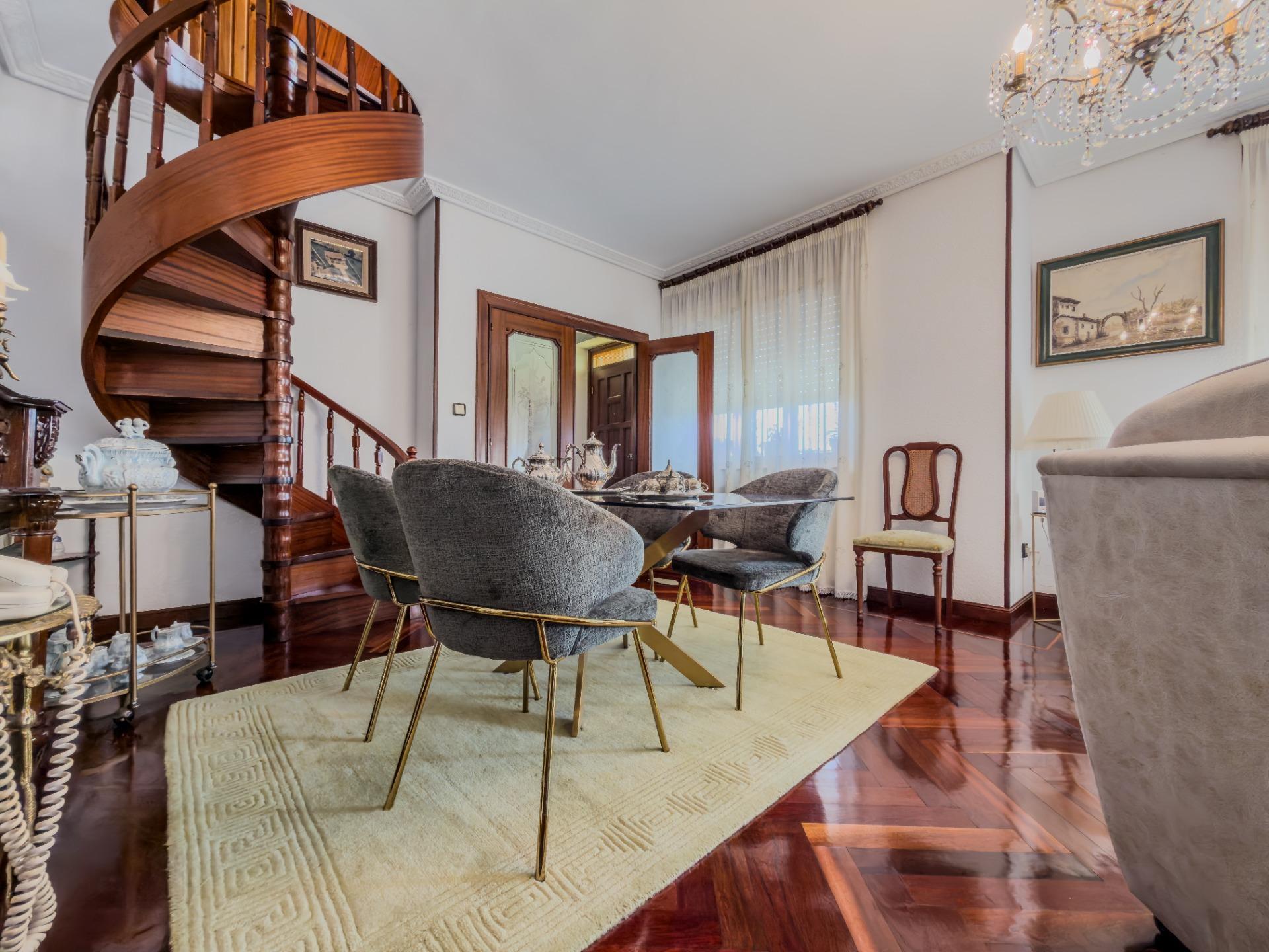 CHALET CON DOS VIVIENDAS Y GRAN PARCELA EN HINOJEDO, SUANCES