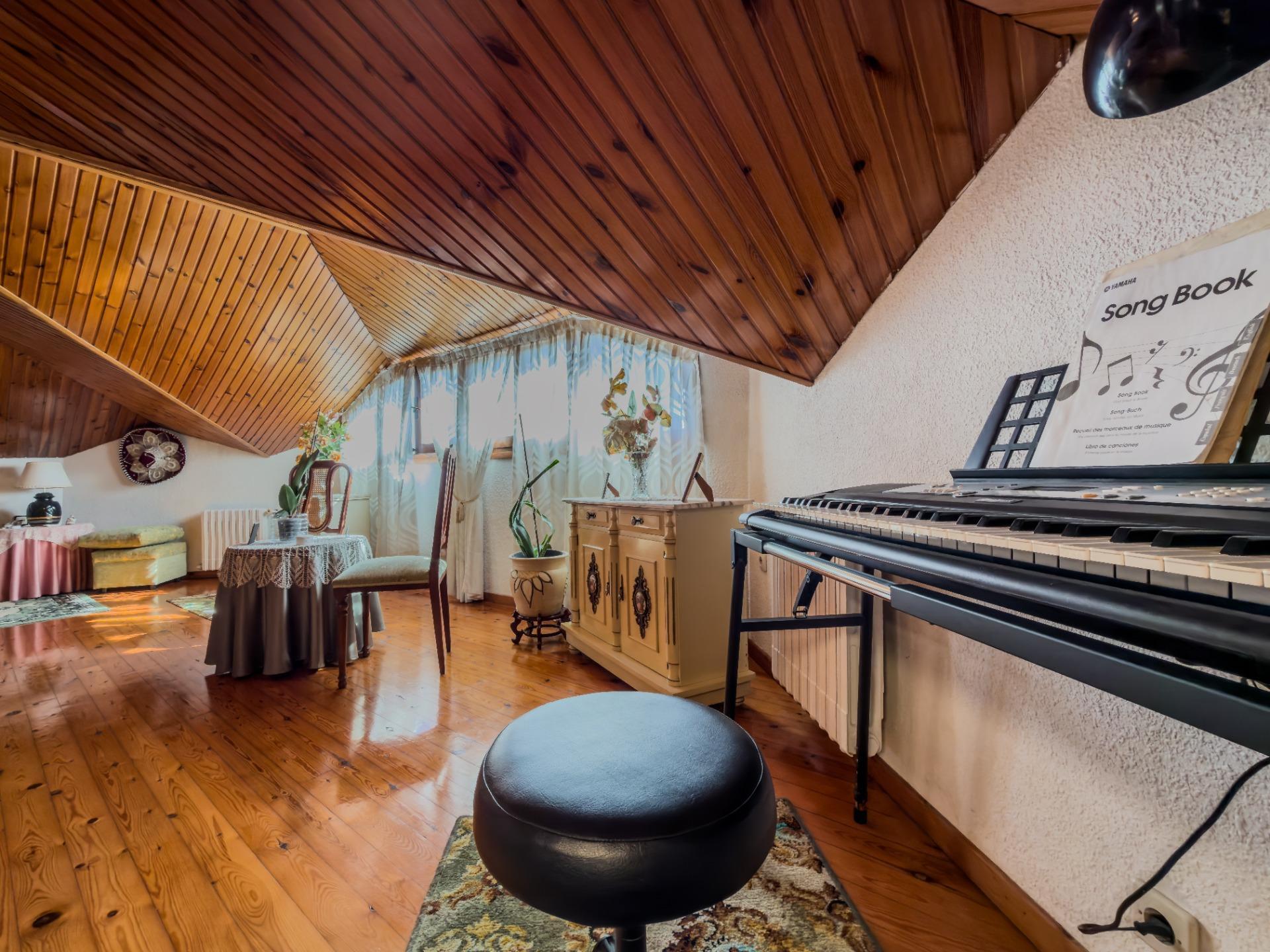 CHALET CON DOS VIVIENDAS Y GRAN PARCELA EN HINOJEDO, SUANCES