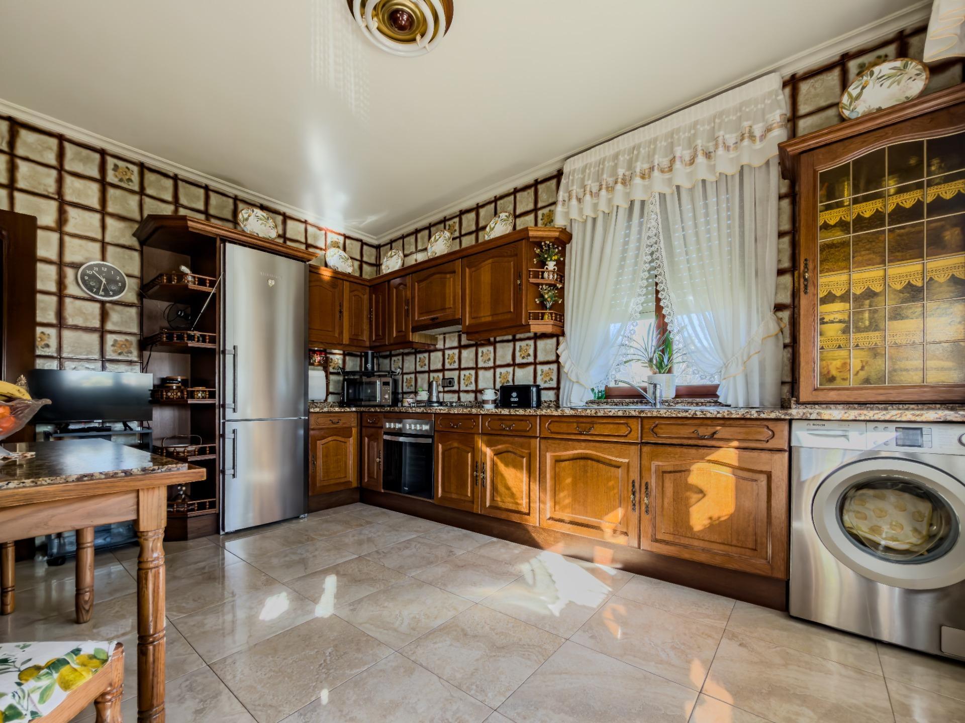 CHALET CON DOS VIVIENDAS Y GRAN PARCELA EN HINOJEDO, SUANCES