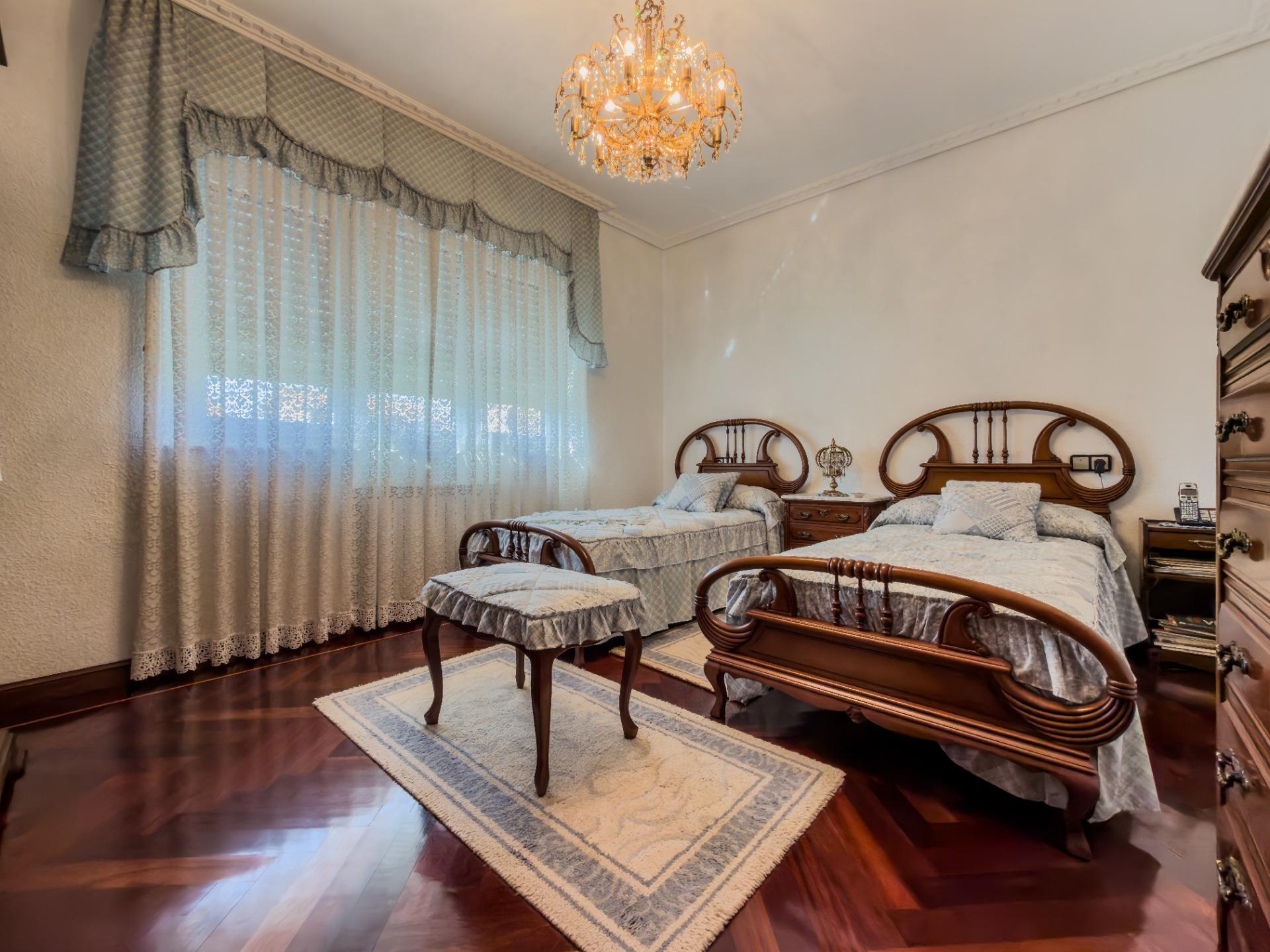 CHALET CON DOS VIVIENDAS Y GRAN PARCELA EN HINOJEDO, SUANCES