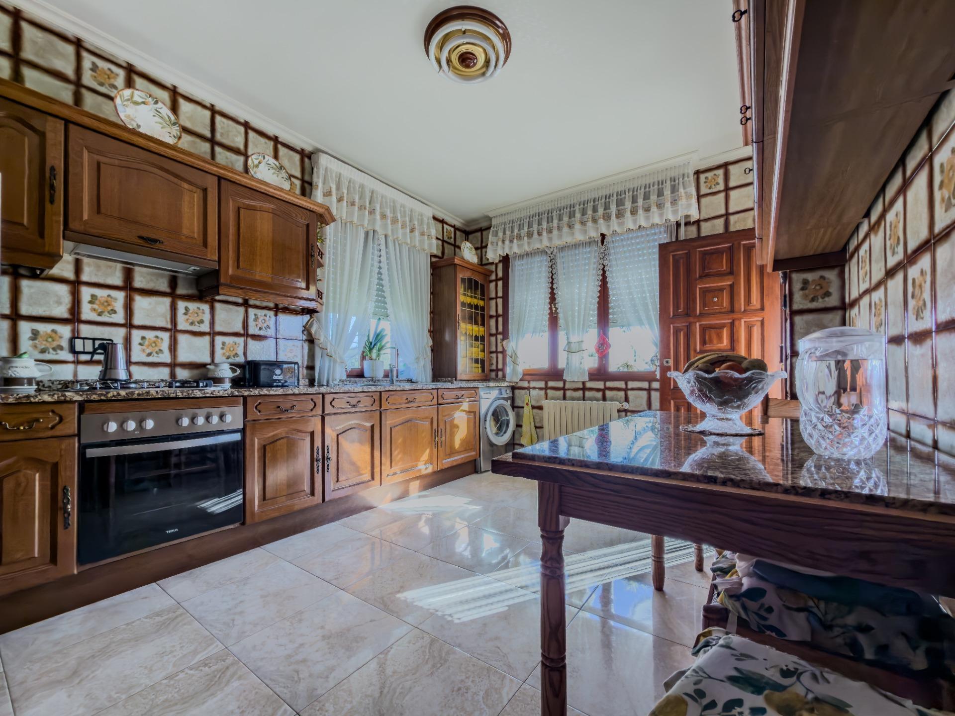 CHALET CON DOS VIVIENDAS Y GRAN PARCELA EN HINOJEDO, SUANCES