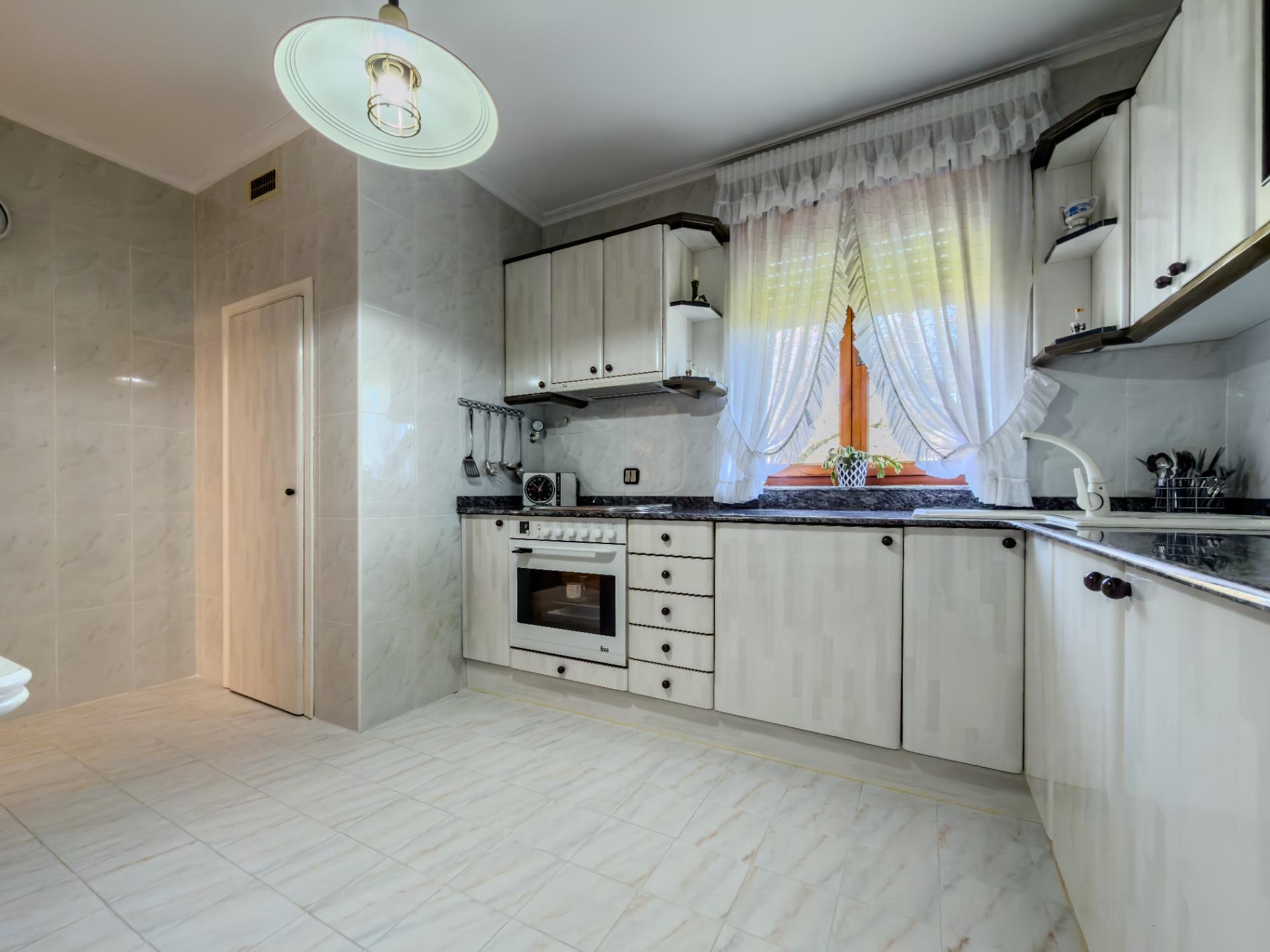 CHALET CON DOS VIVIENDAS Y GRAN PARCELA EN HINOJEDO, SUANCES